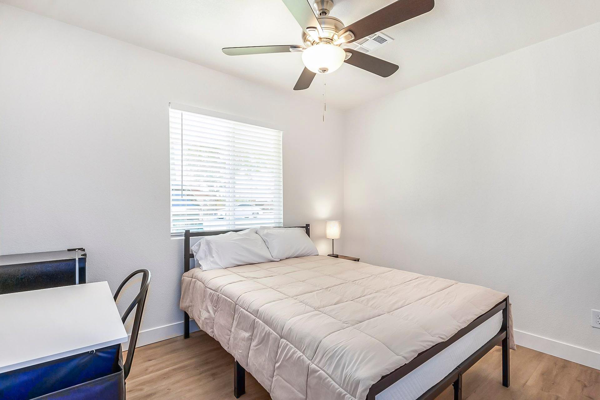 bedroom, detected:ceiling fan, window blind, bed