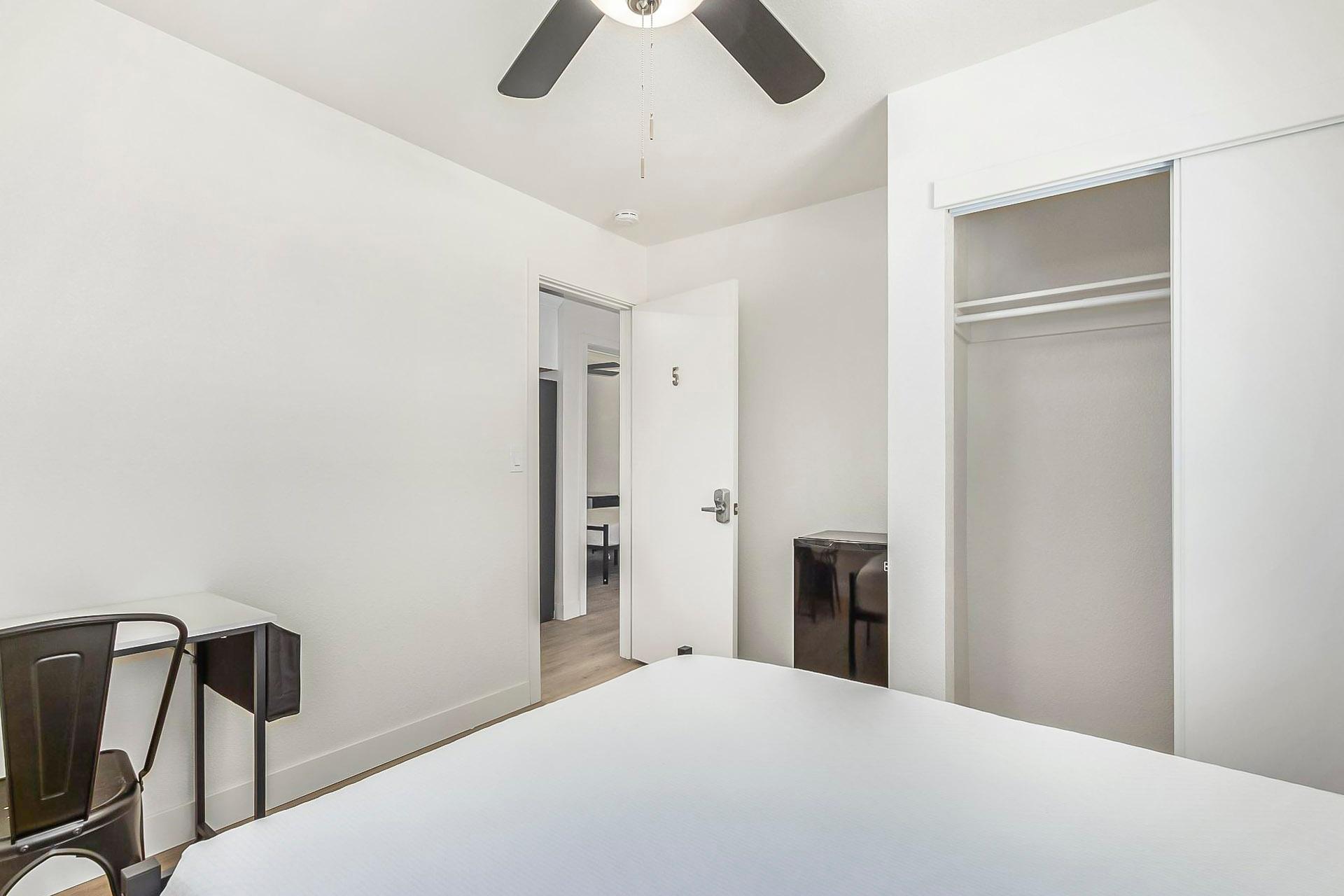 bedroom, detected:ceiling fan, bed