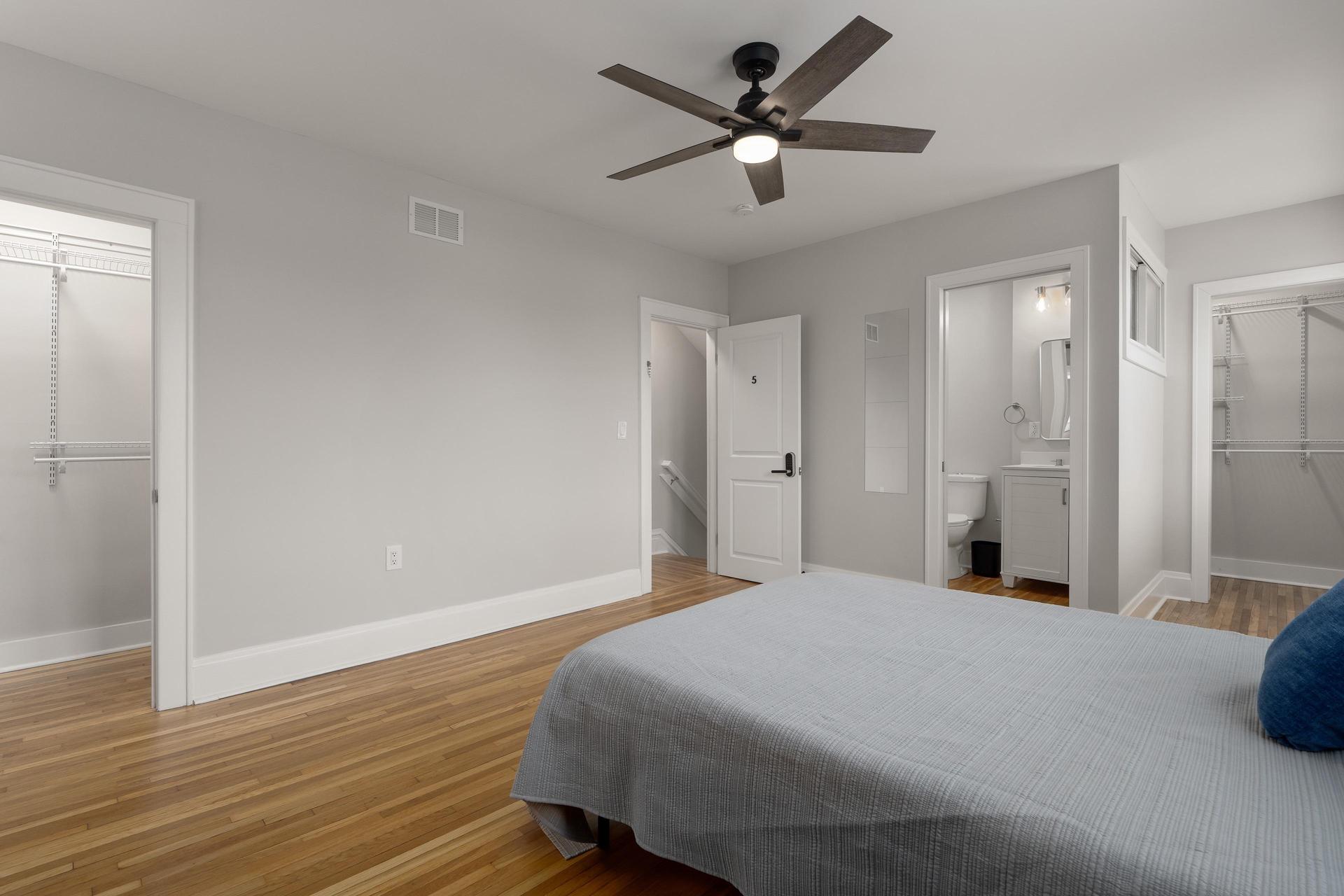 Oversized bedroom with 1 walk-in closet + 1 reach-in closet