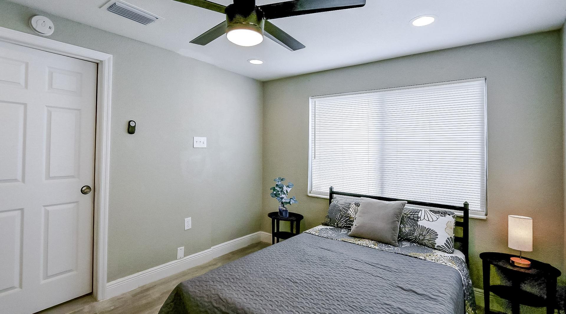 bedroom, detected:ceiling fan, bed, window blind