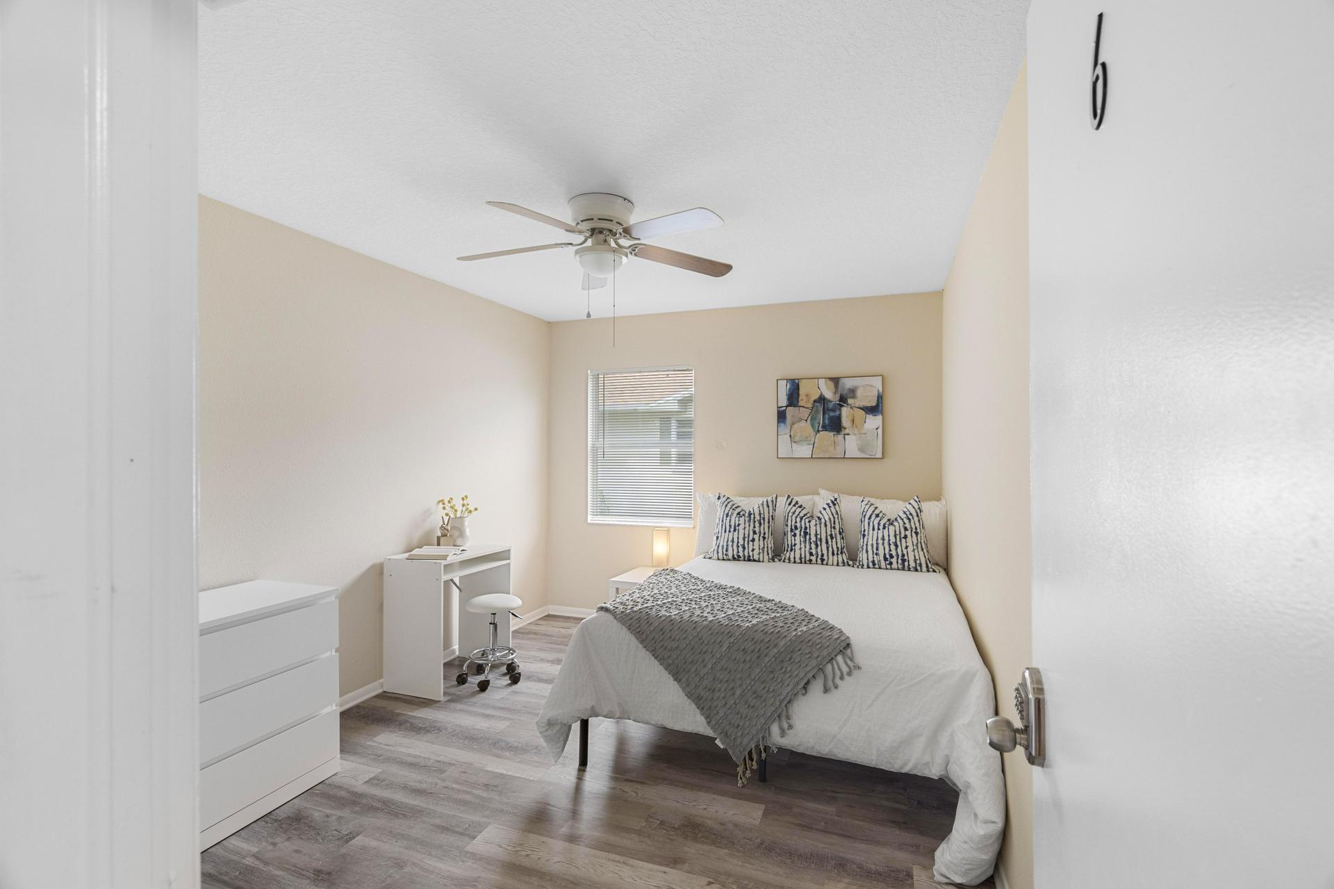 bedroom, detected:ceiling fan, bed, window blind