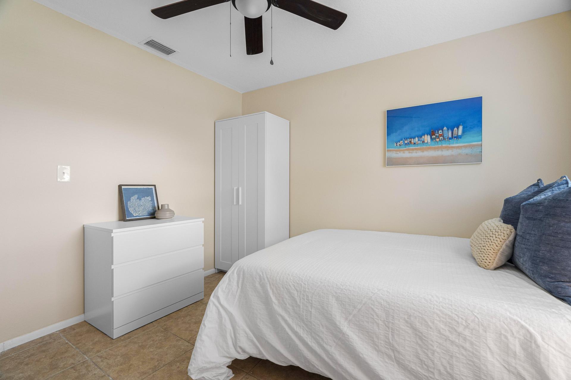 bedroom, detected:ceiling fan, bed, window blind