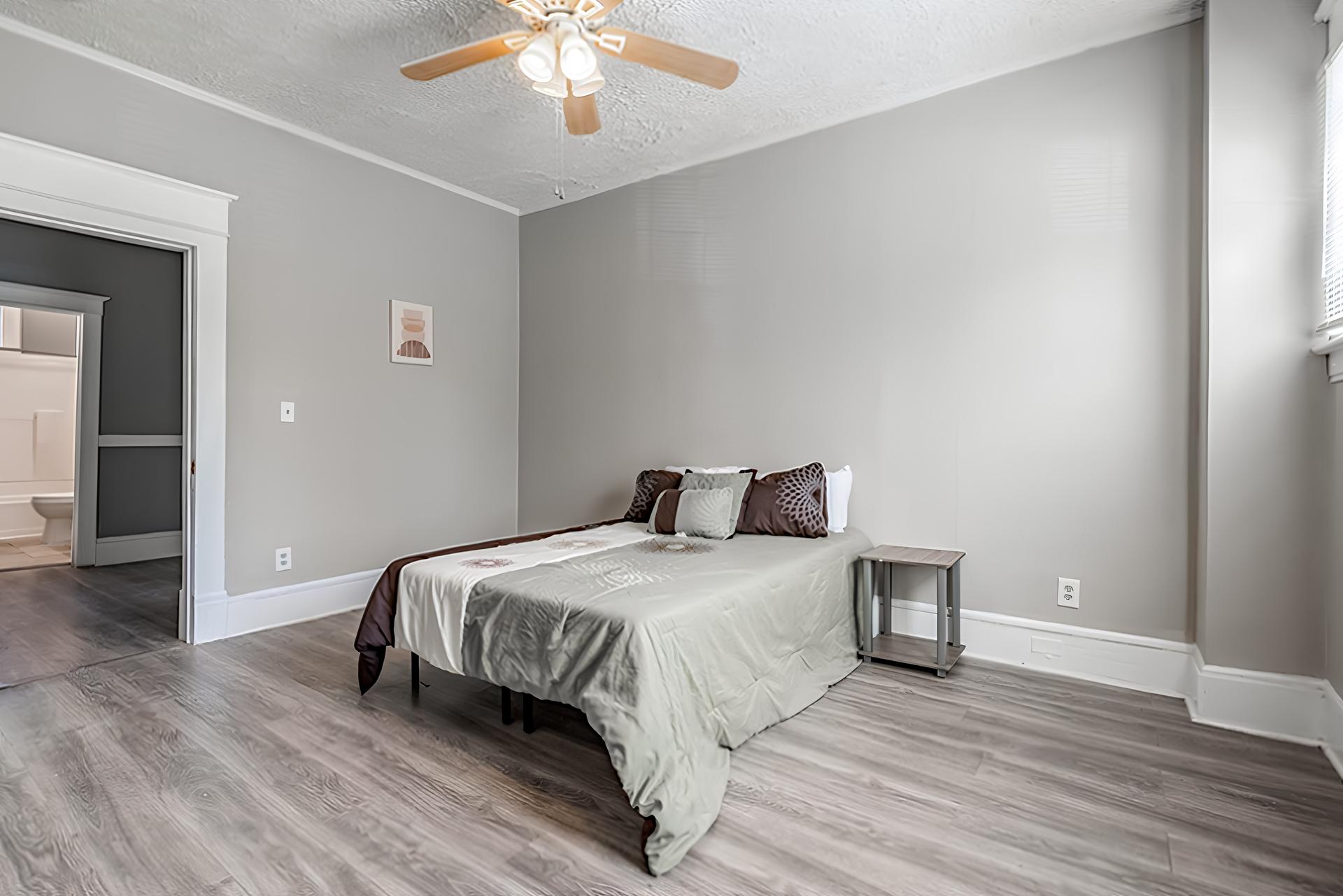 bedroom, detected:ceiling fan, window blind, bed