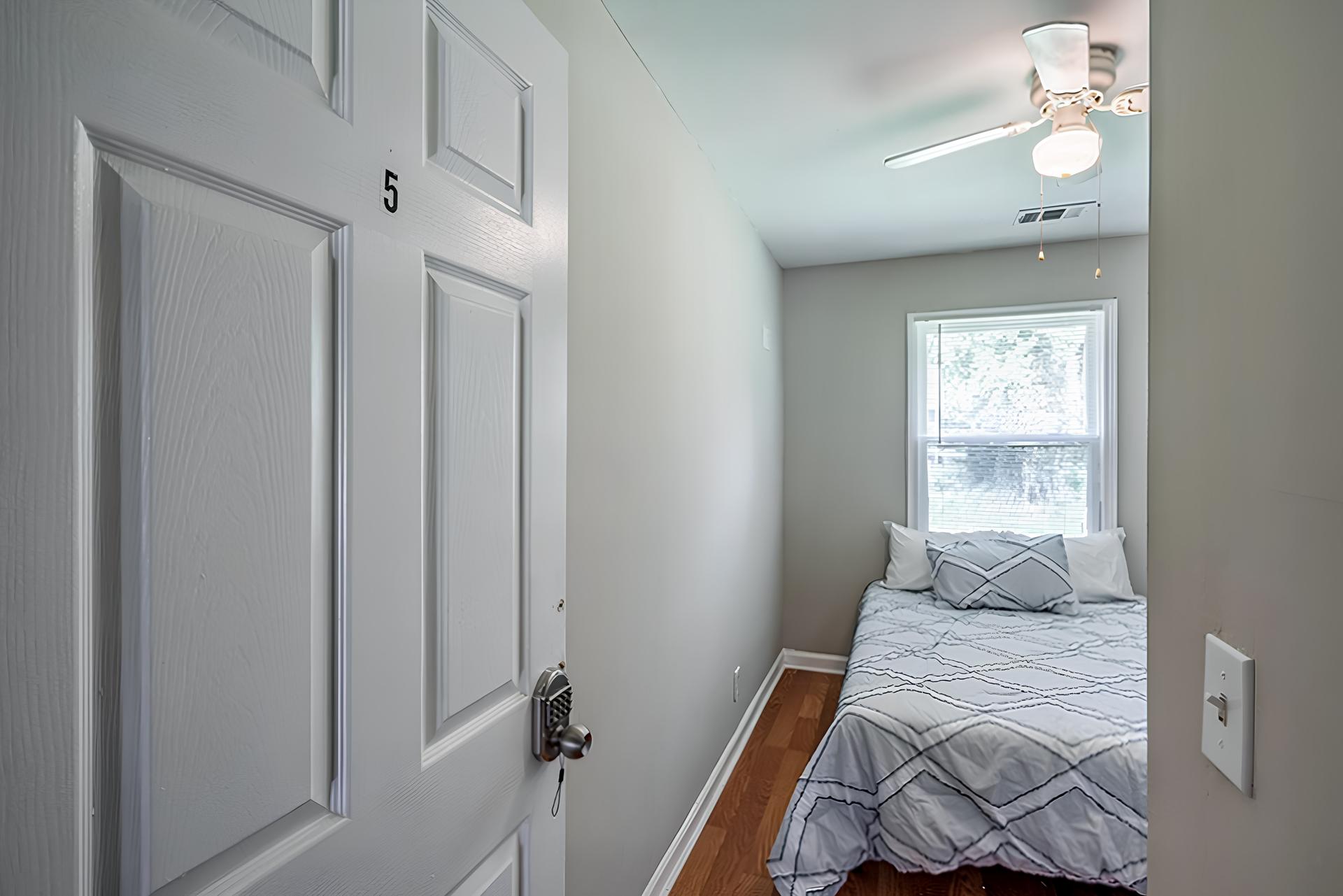 bedroom, detected:ceiling fan, bed