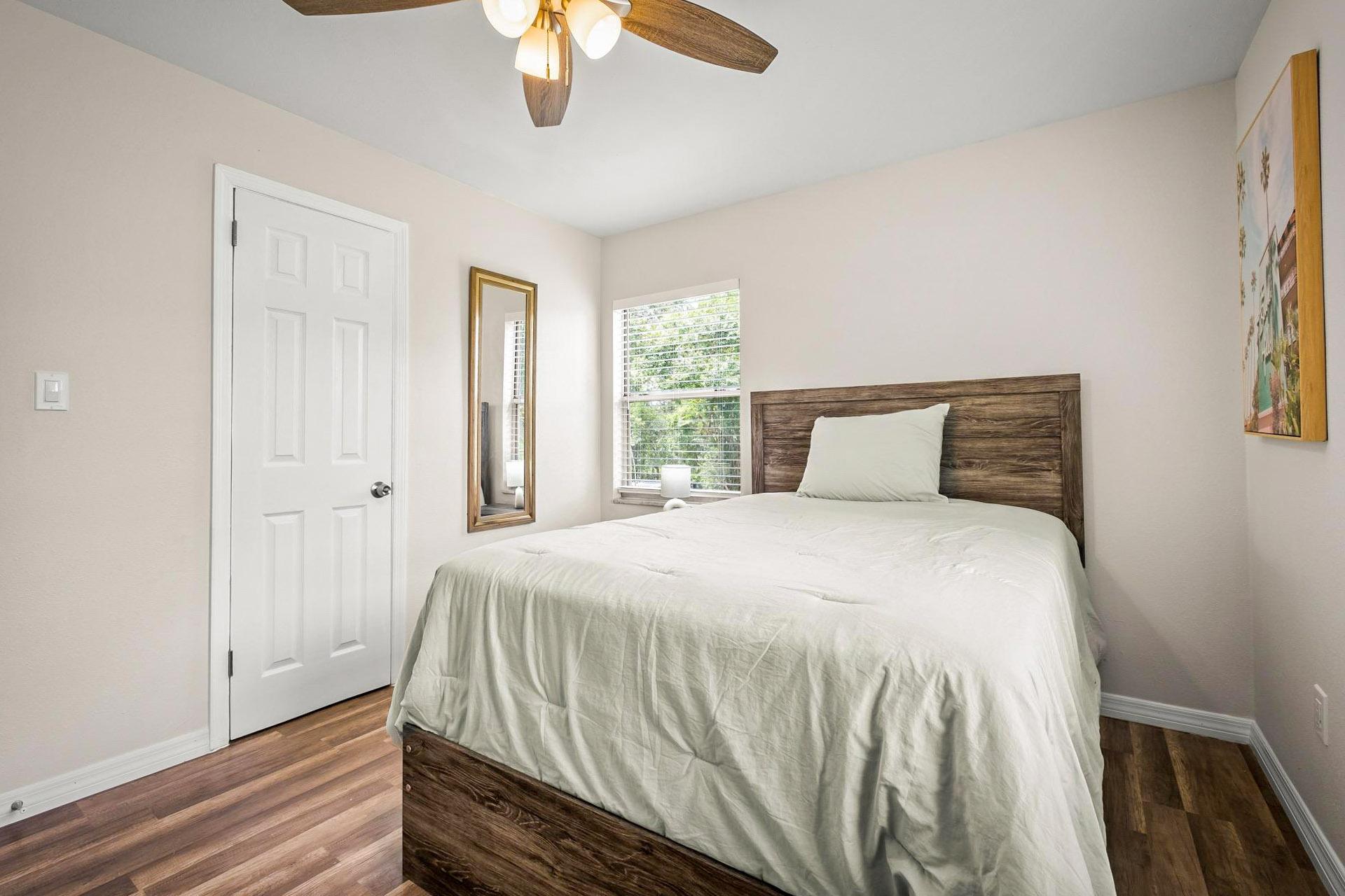 bedroom, detected:ceiling fan, bed
