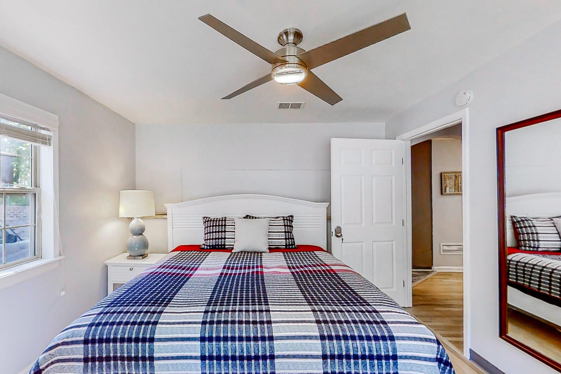 bedroom, detected:ceiling fan, bed, window blind
