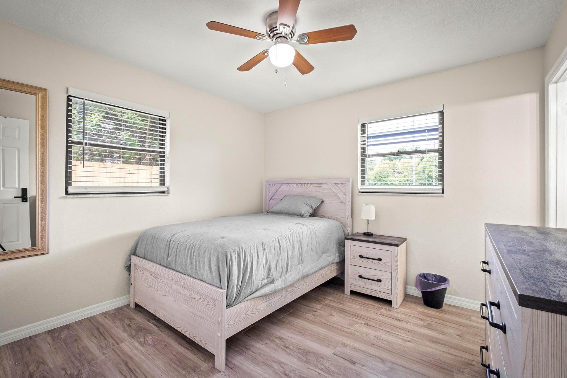 bedroom, detected:ceiling fan, window blind, bed