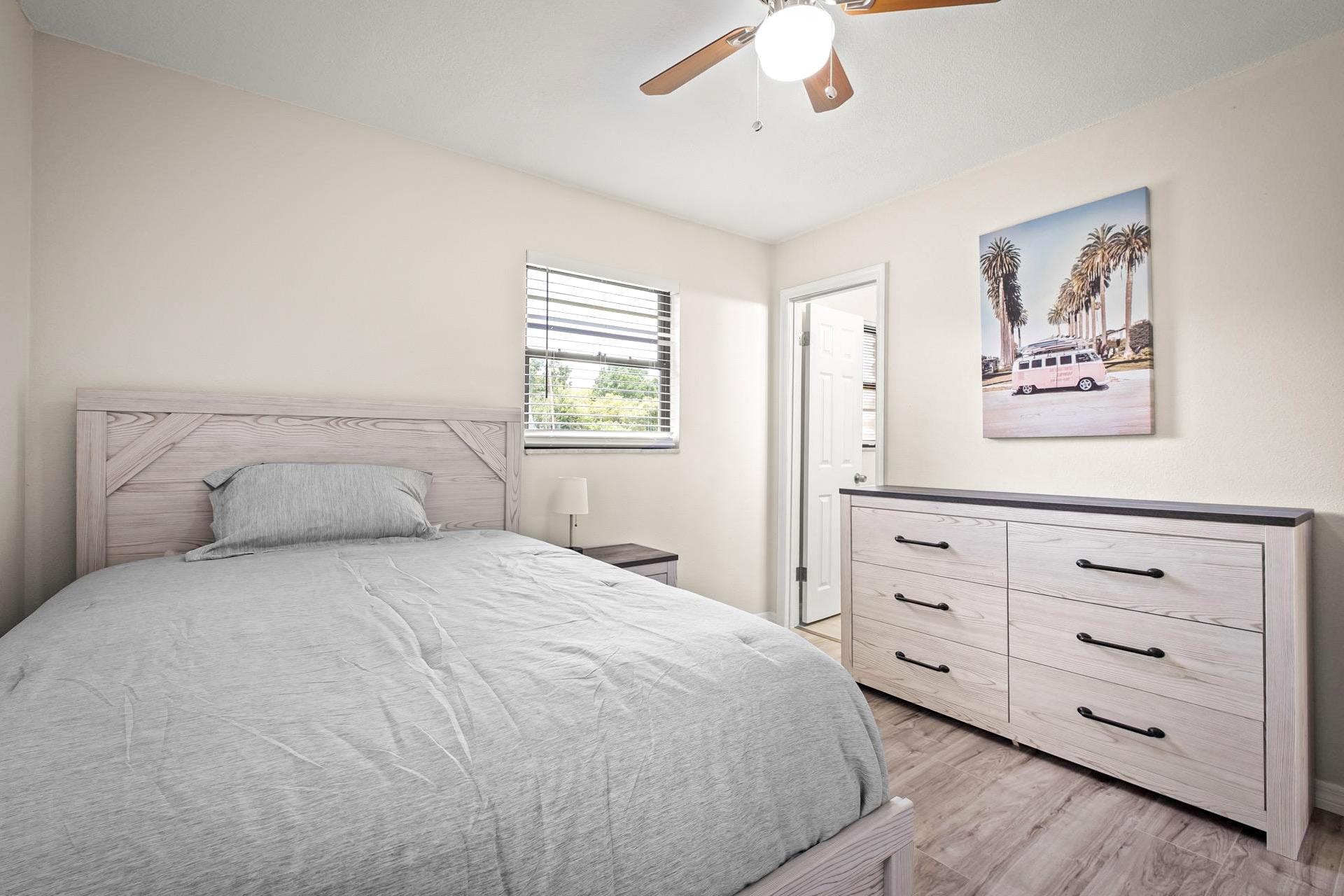 bedroom, detected:ceiling fan, bed, window blind
