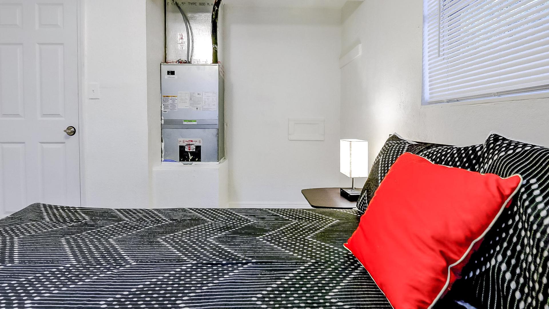 living_room, detected:carpet, window blind