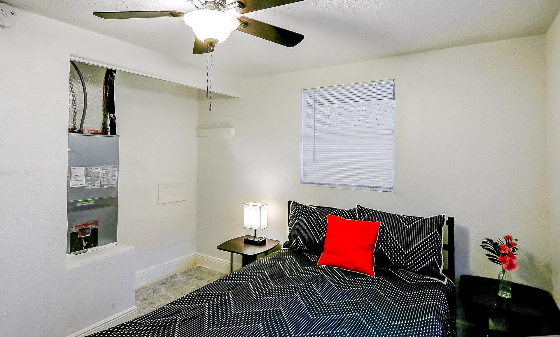 bedroom, detected:ceiling fan, window blind, bed