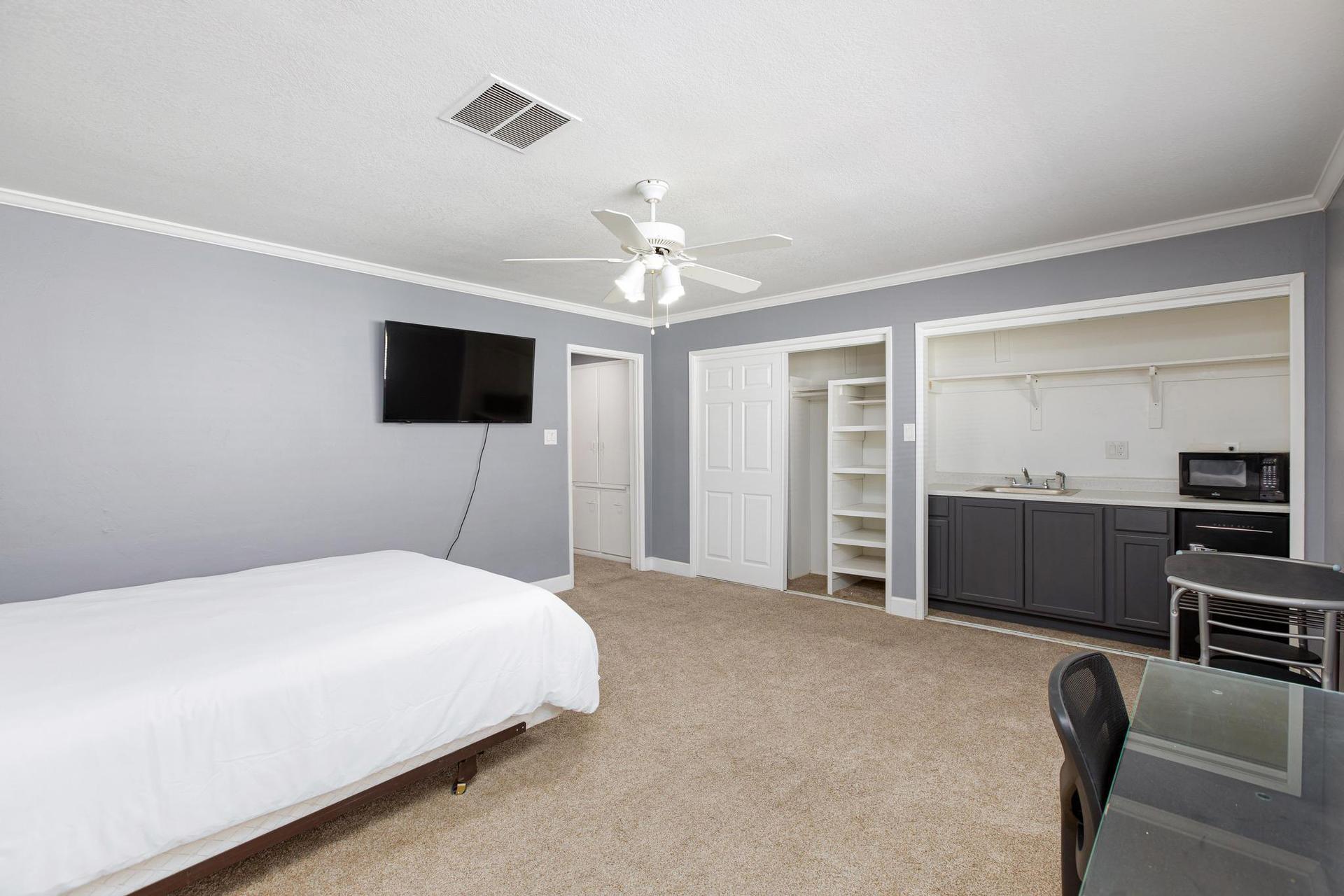 bedroom, detected:ceiling fan, window blind, bed