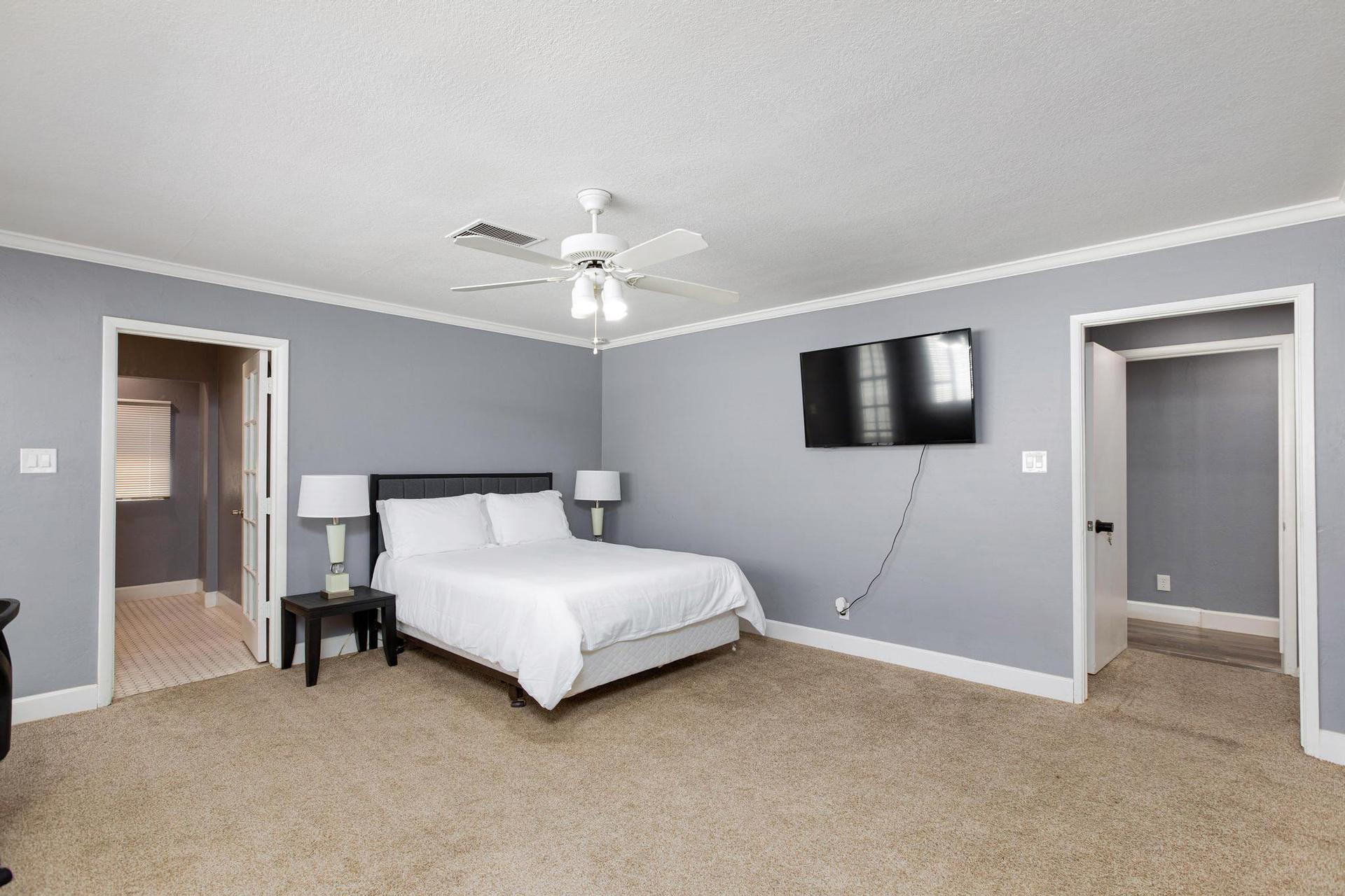 bedroom, detected:ceiling fan, window blind, bed