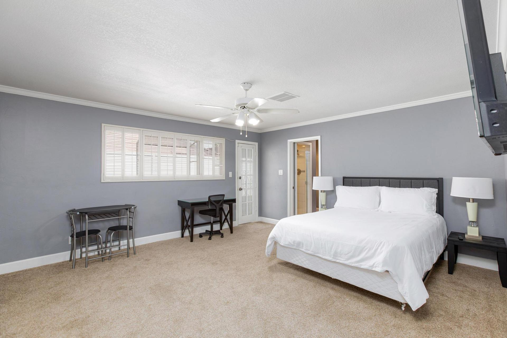 bedroom, detected:ceiling fan, bed