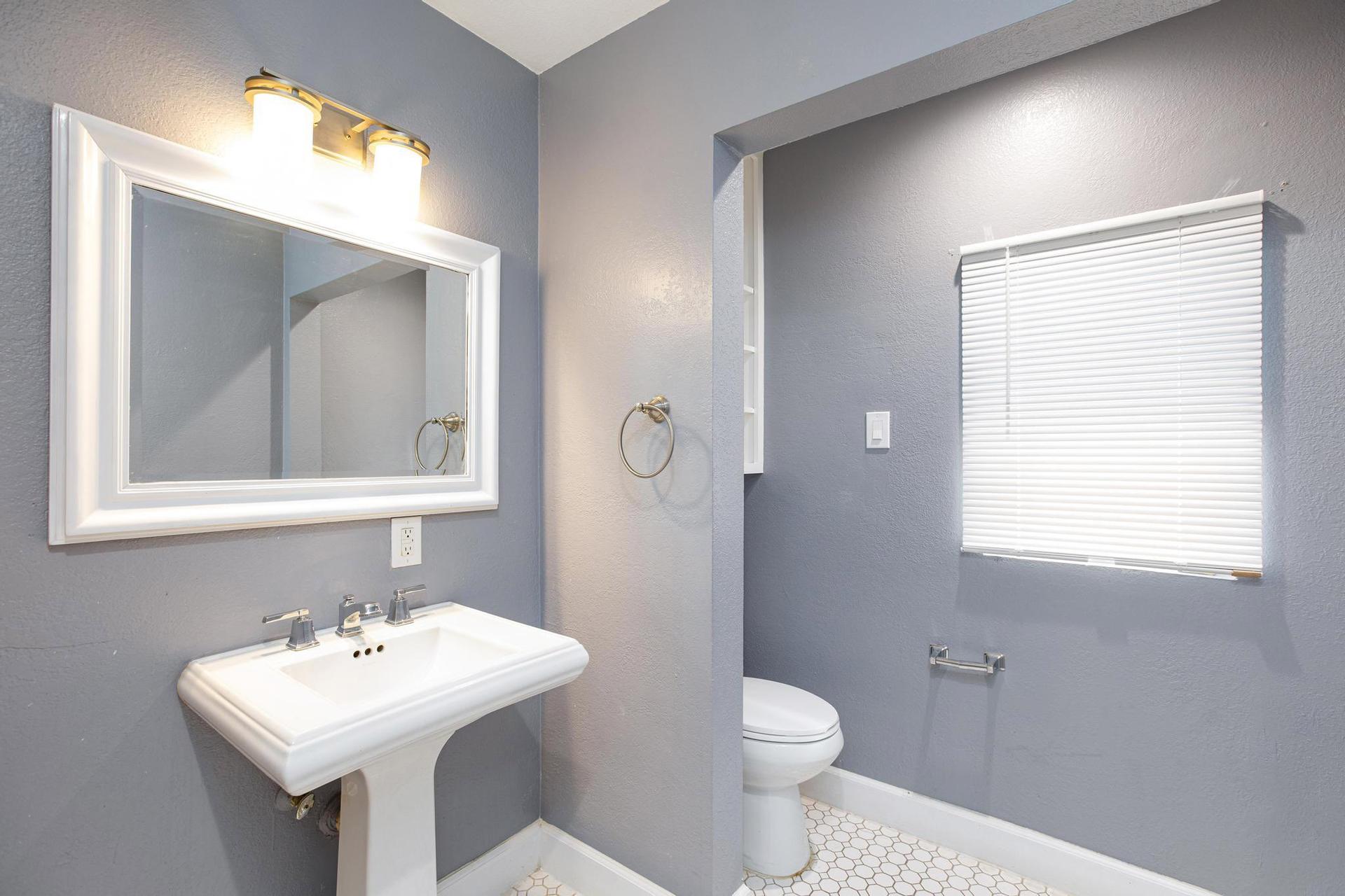 bathroom, detected:window blind