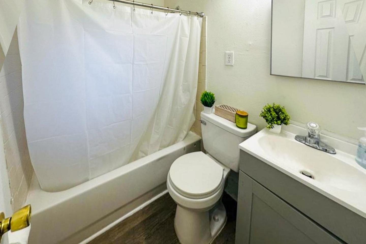 Bathroom(s)