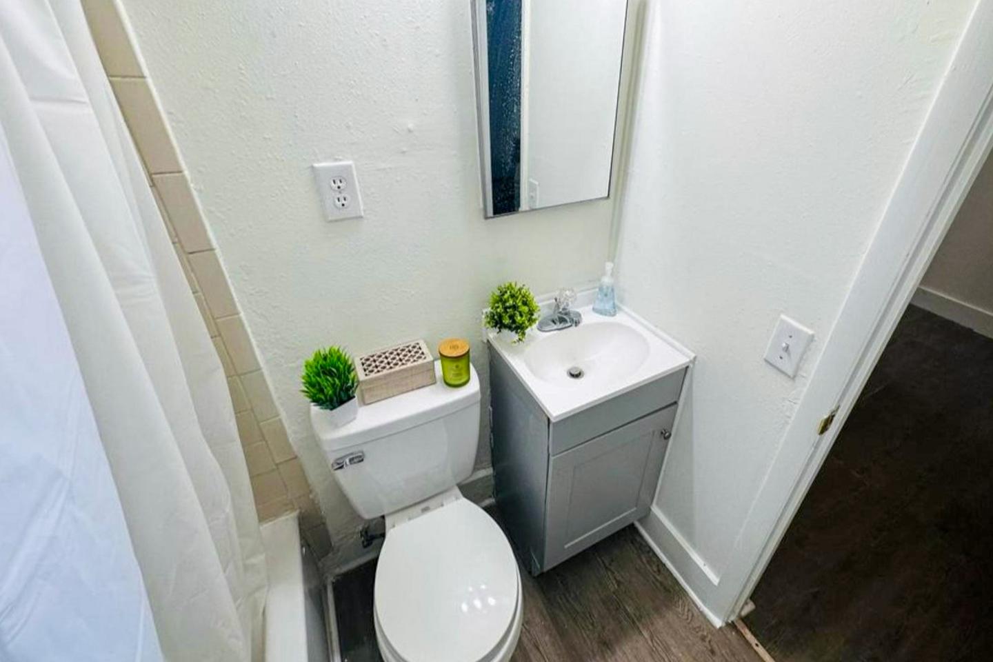 Bathroom(s)