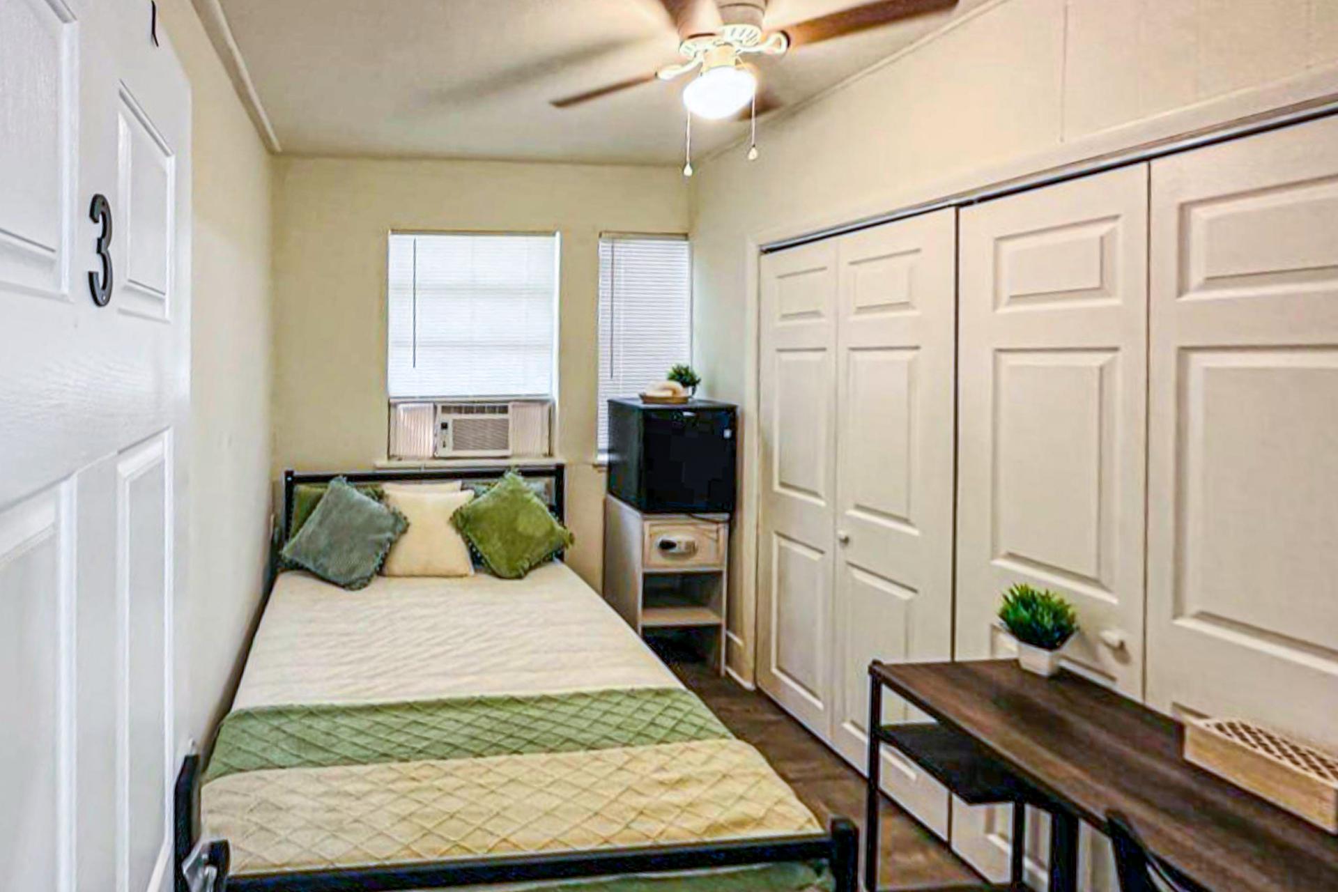bedroom, detected:ceiling fan, bed