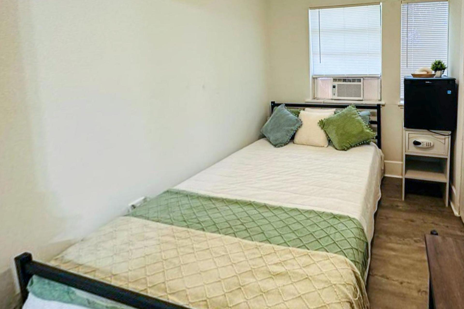 bedroom, detected:bed, window blind