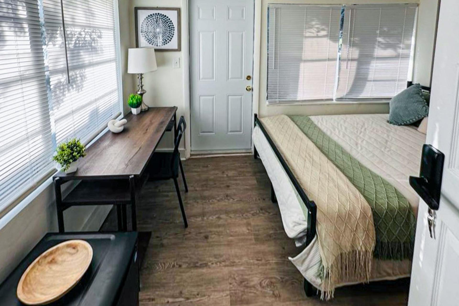bedroom, detected:window blind, bed