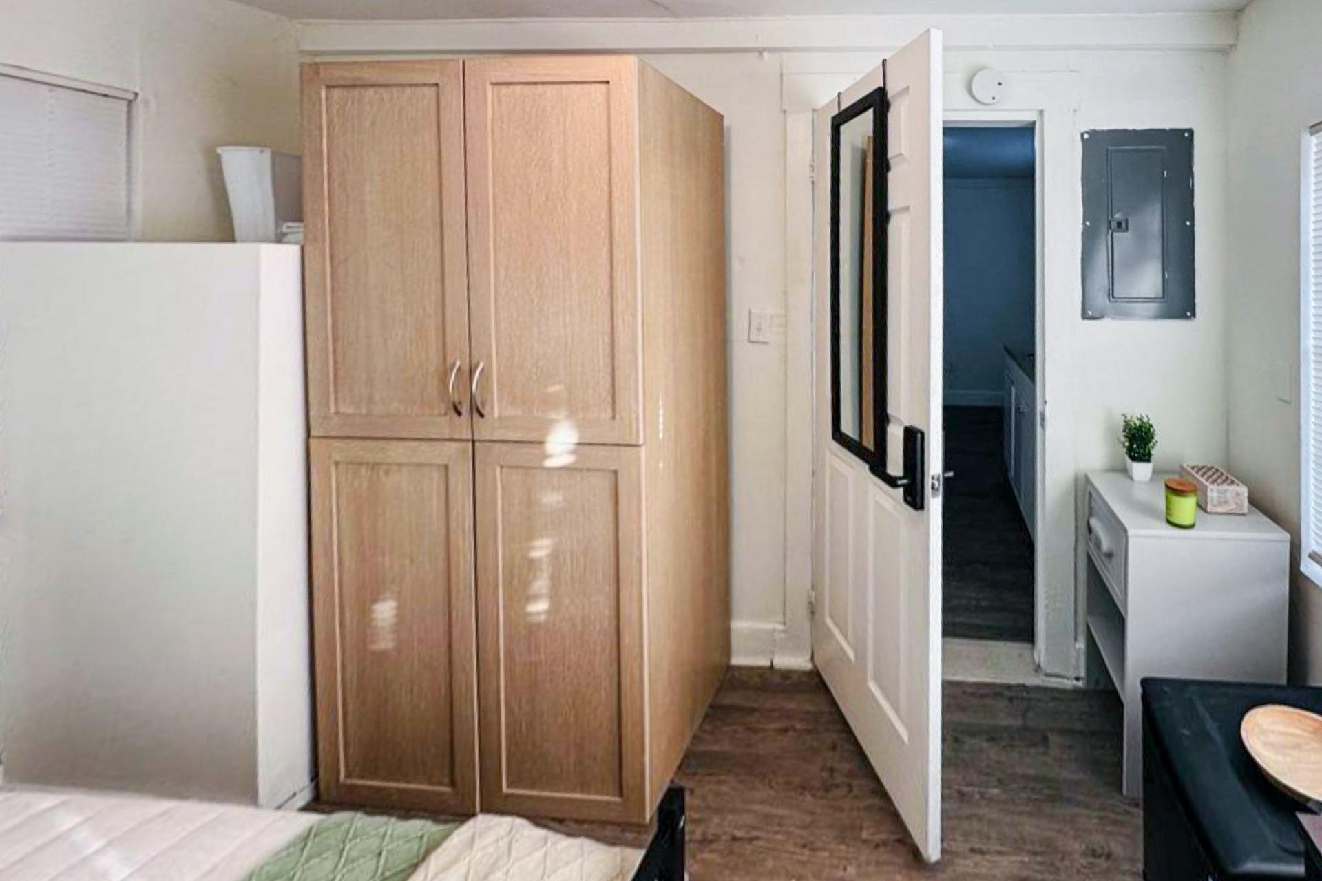 bedroom, detected:window blind, bed