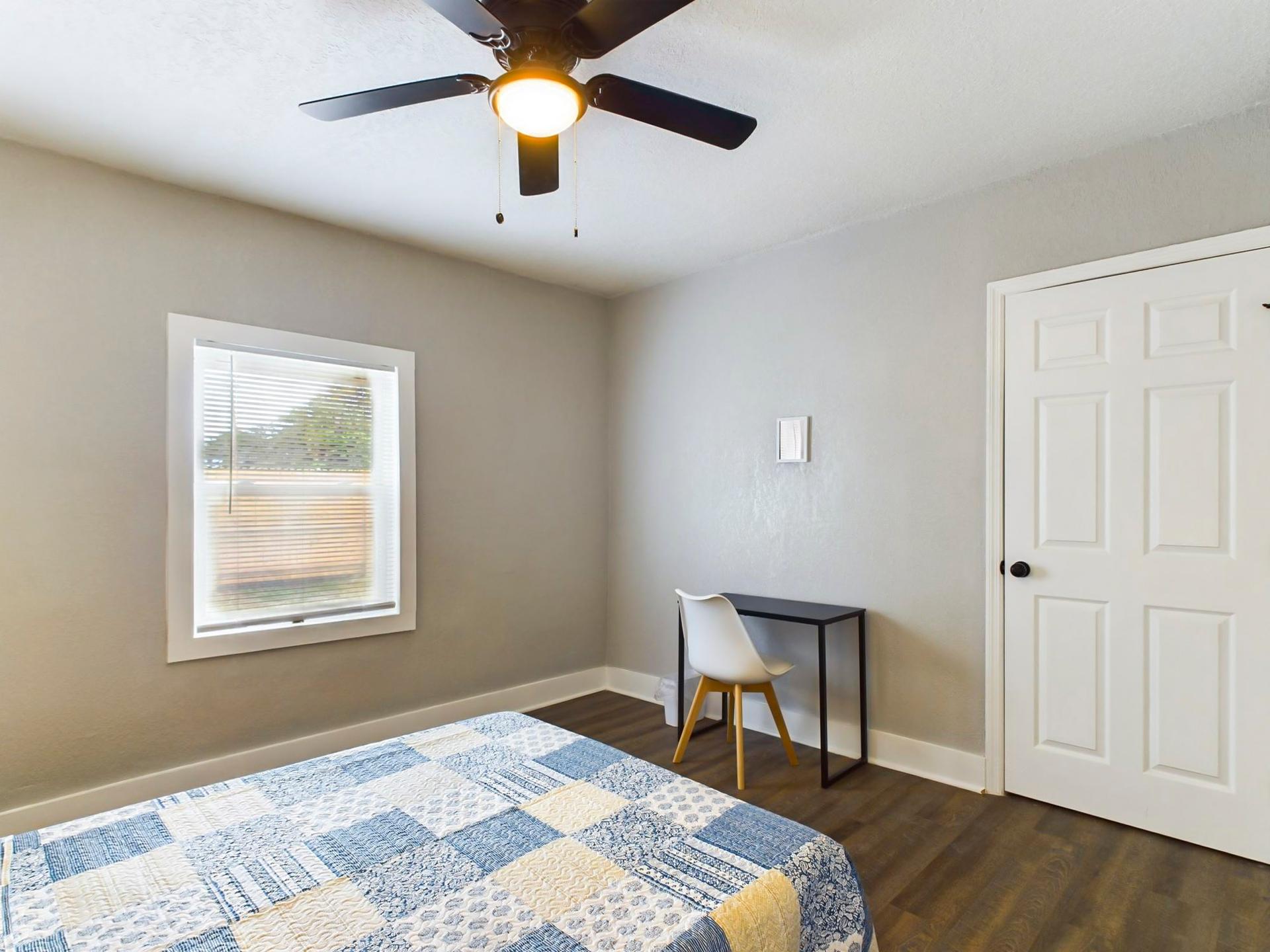 bedroom, detected:ceiling fan, window blind, bed