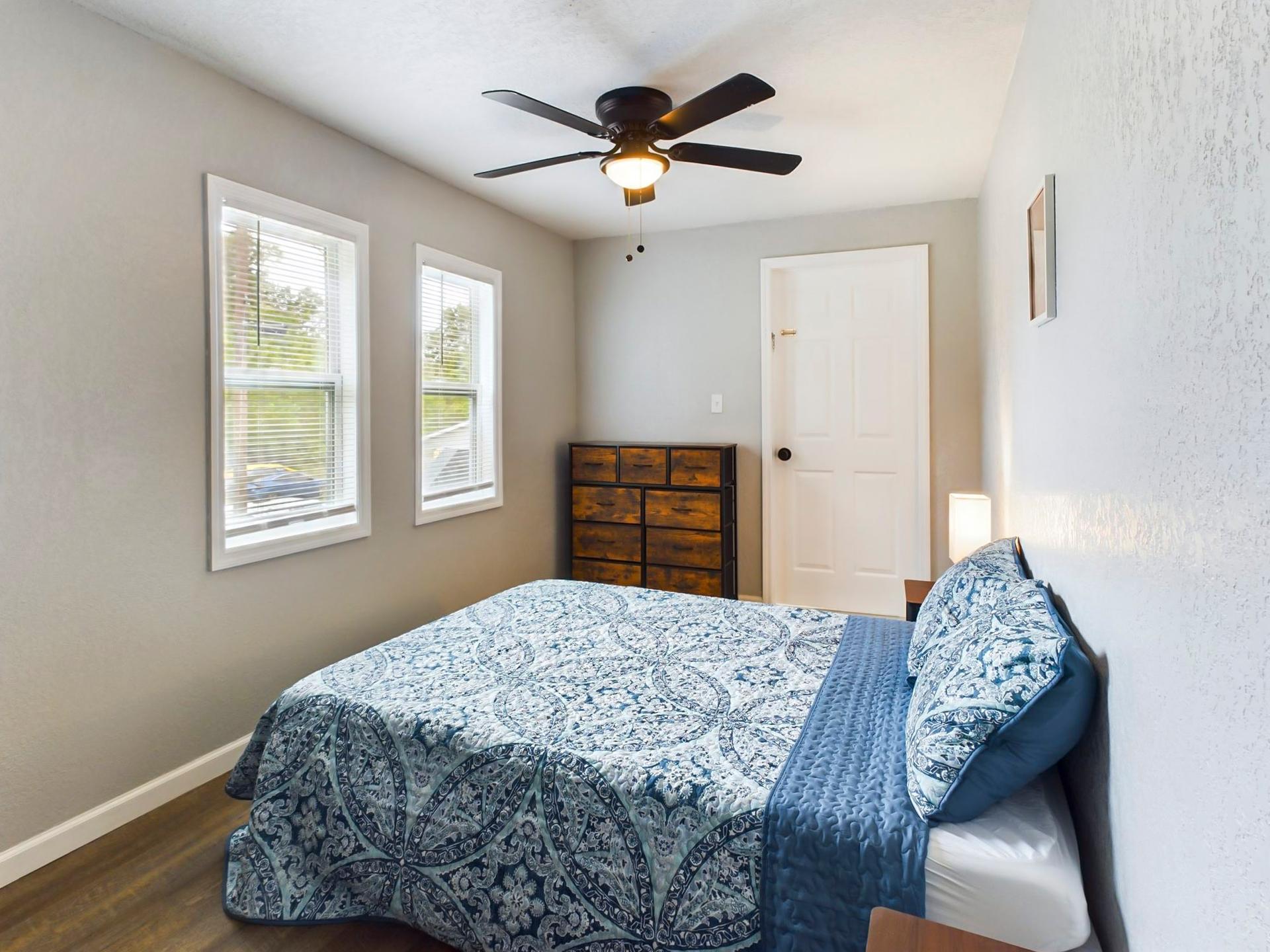 bedroom, detected:ceiling fan, window blind, bed