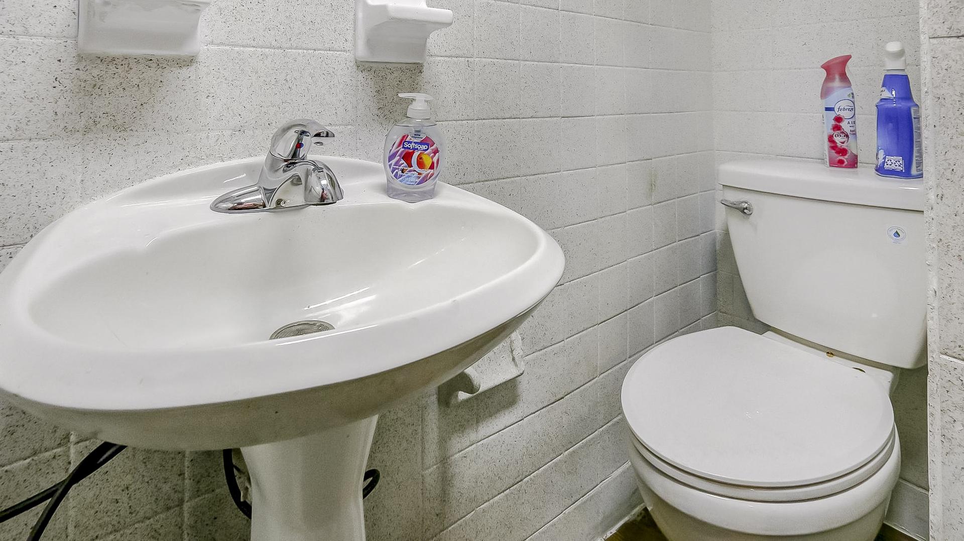Bathroom(s)