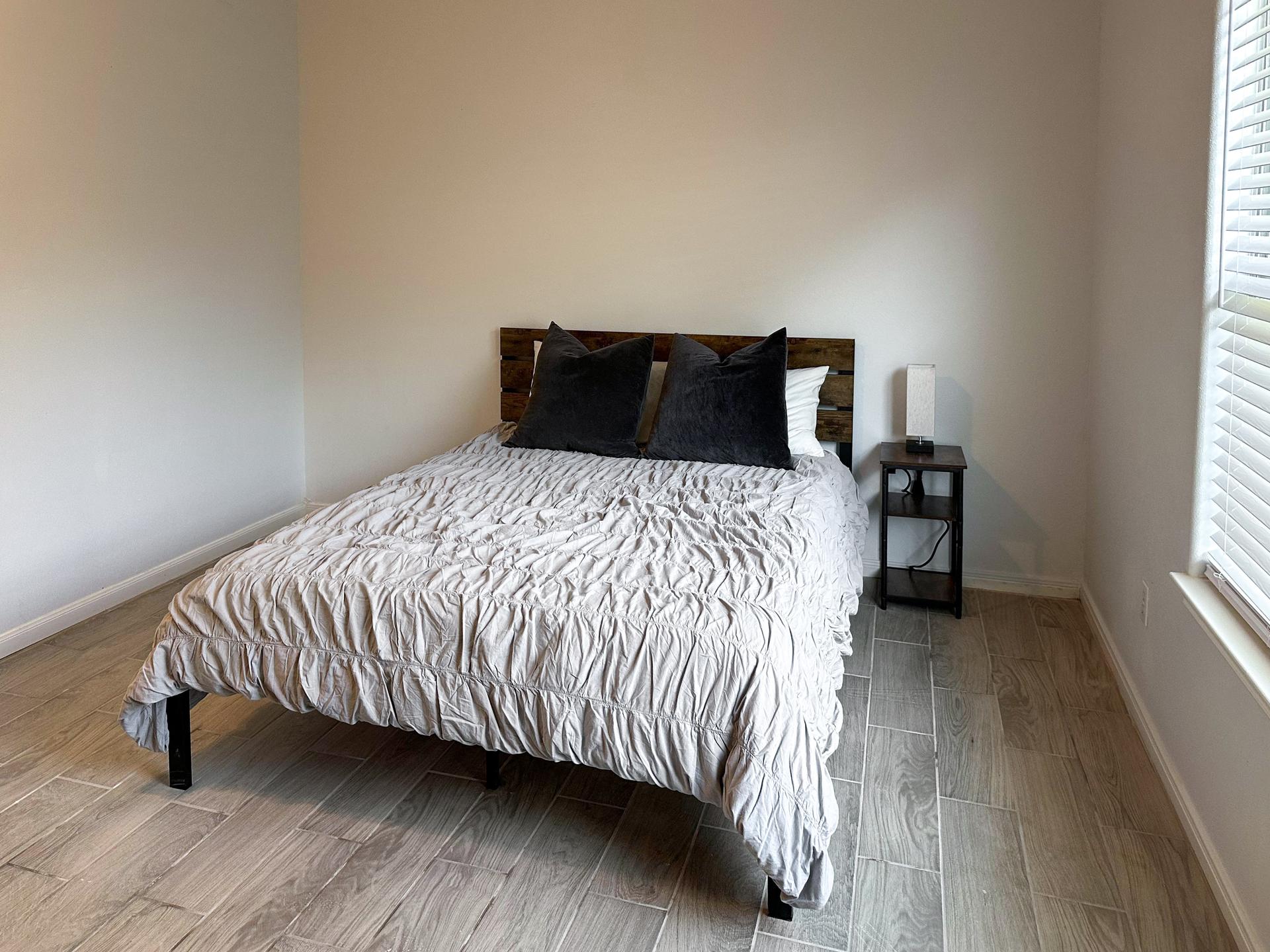 bedroom, detected:window blind, bed