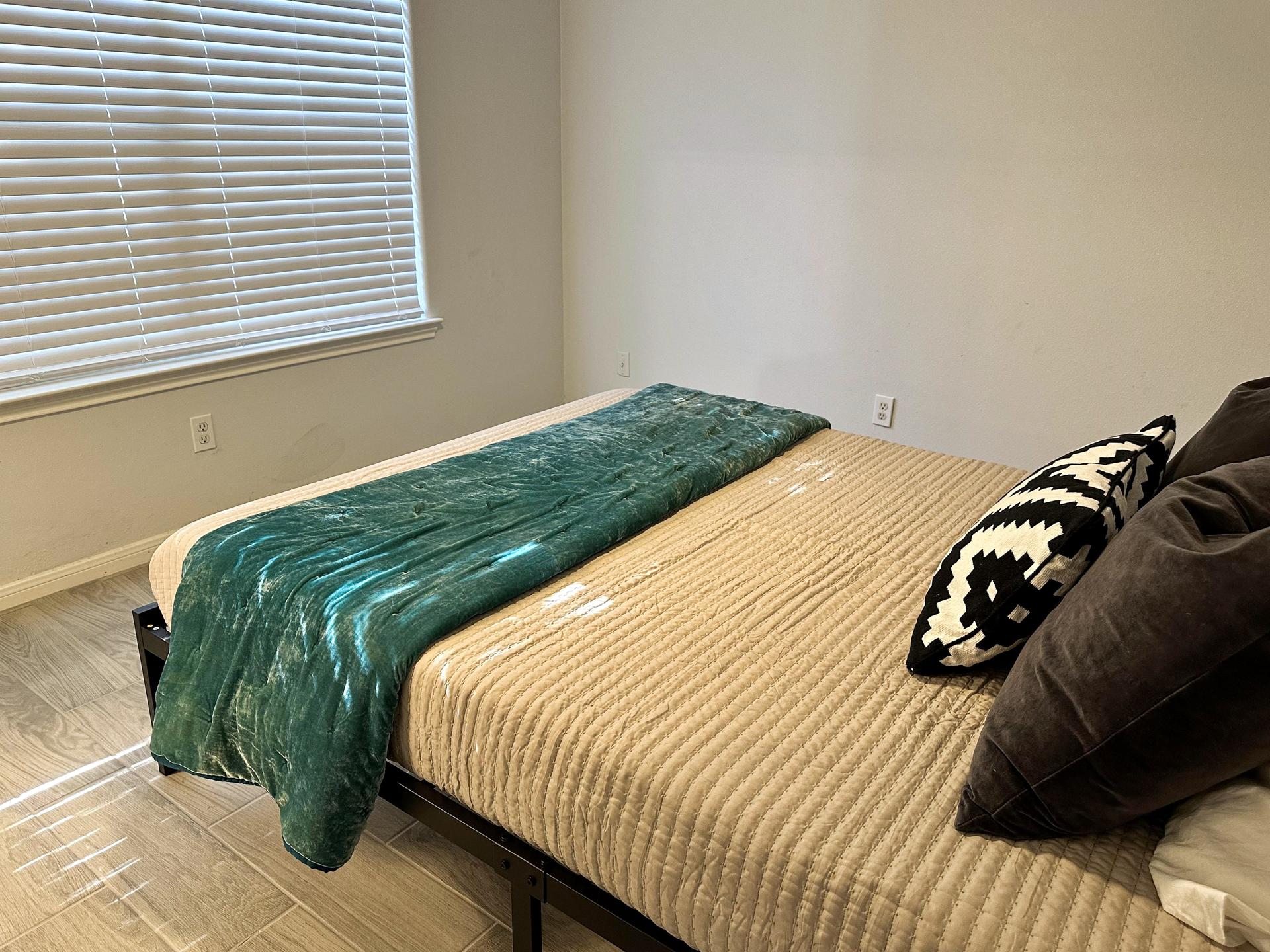 bedroom, detected:window blind, bed
