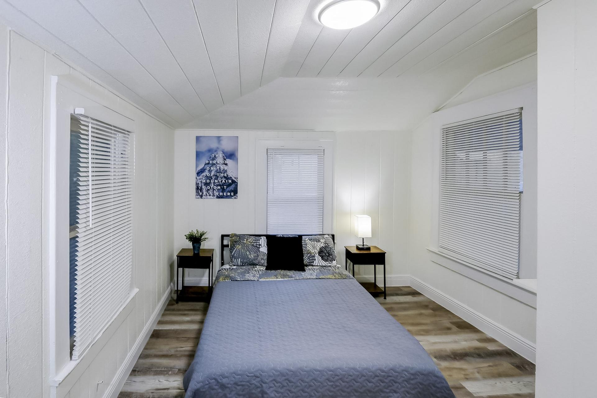 bedroom, detected:window blind, bed