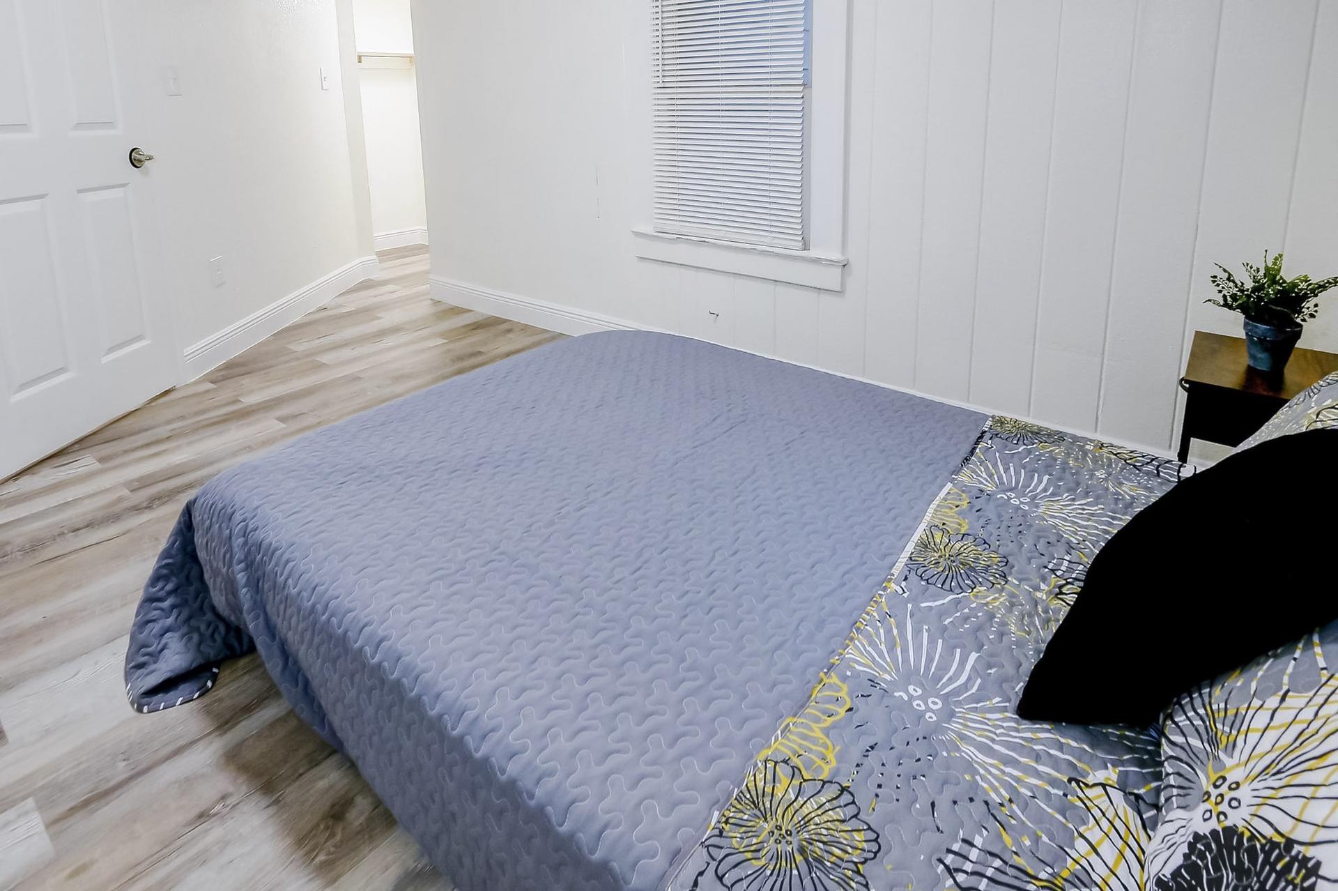 bedroom, detected:bed, window blind, carpet