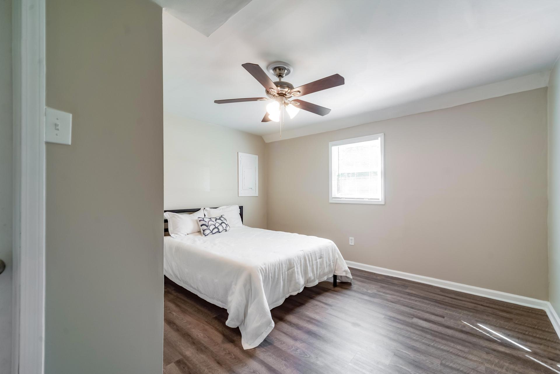 bedroom, detected:ceiling fan, window blind, bed