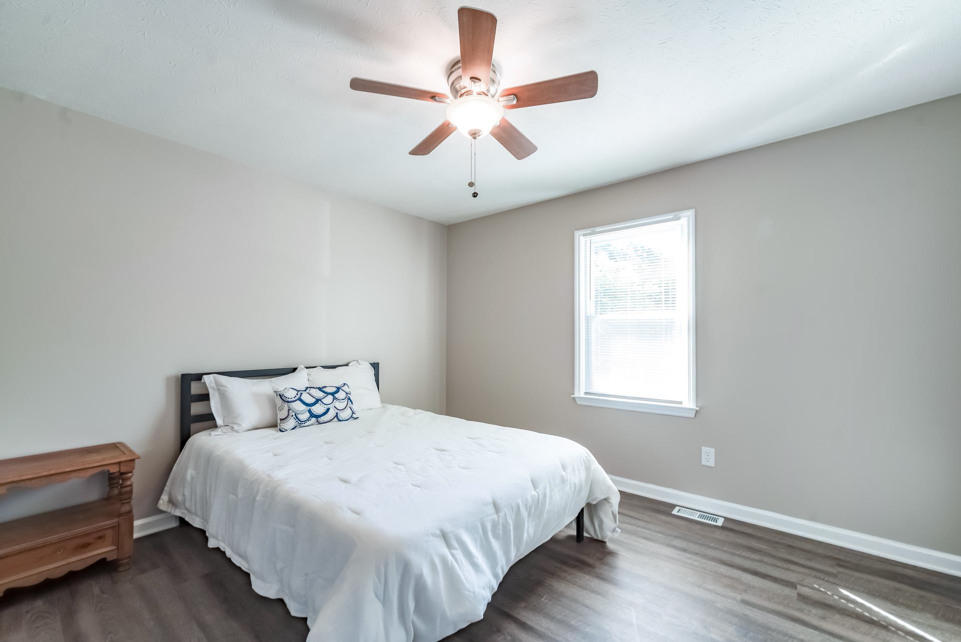 bedroom, detected:ceiling fan, window blind, bed