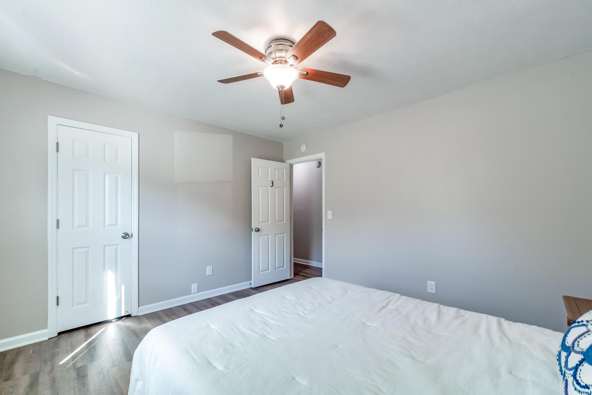 bedroom, detected:ceiling fan, bed, window blind