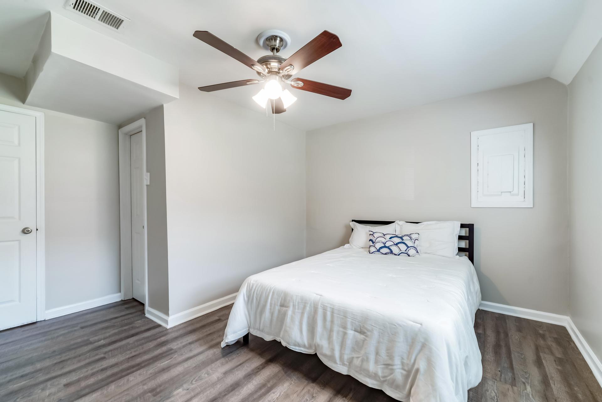 bedroom, detected:ceiling fan, window blind, bed