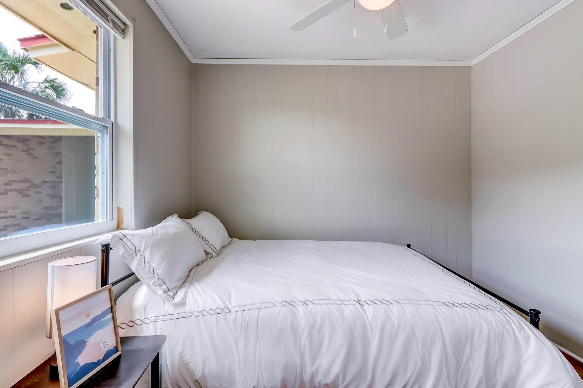 bedroom, detected:ceiling fan, bed, window blind