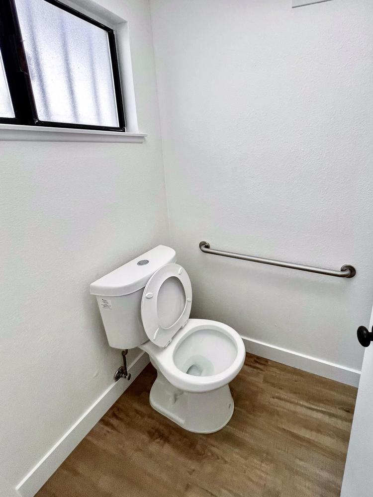 Bathroom(s)