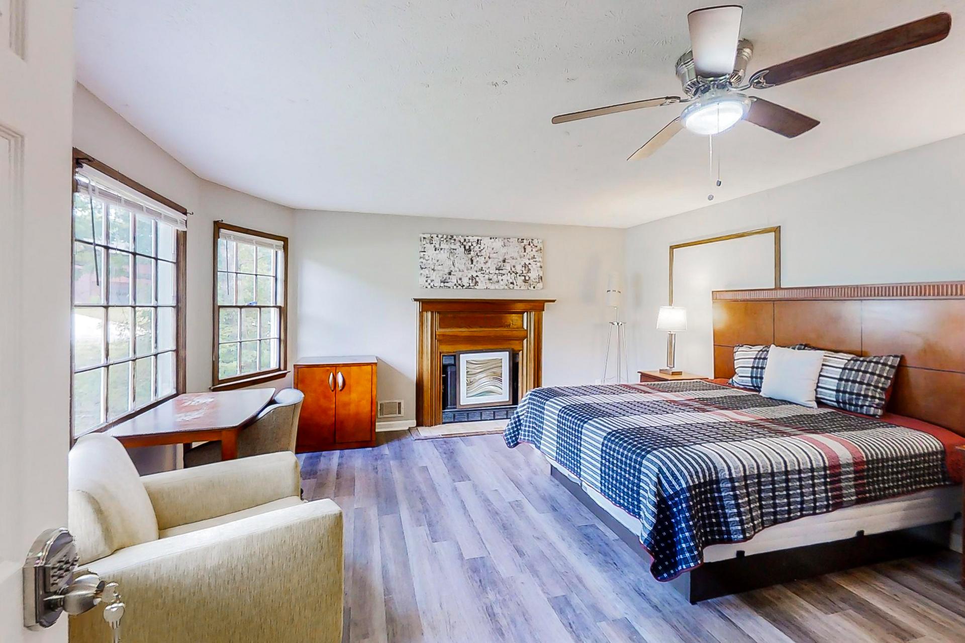 bedroom, detected:ceiling fan, bed, window blind