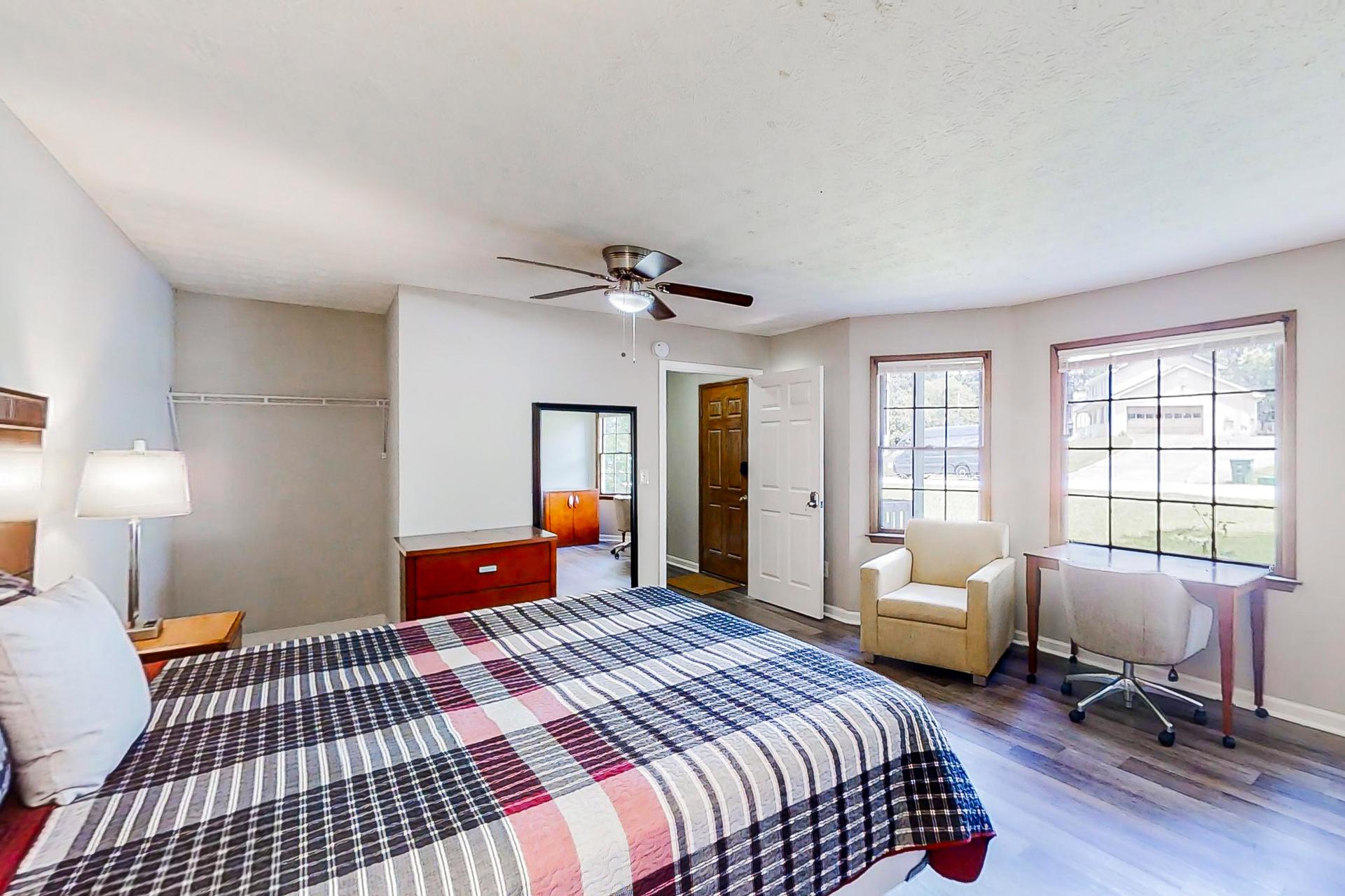 bedroom, detected:ceiling fan, bed, window blind