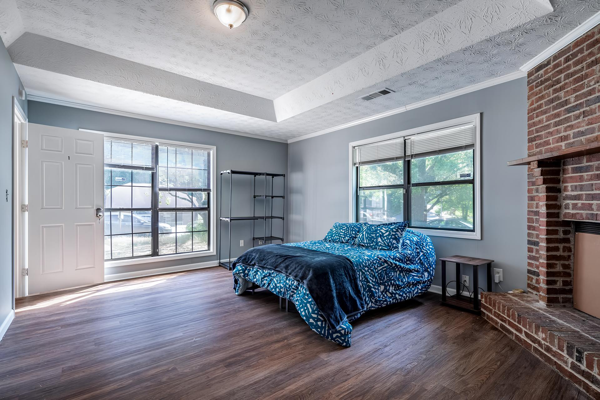 living_room, detected:window blind