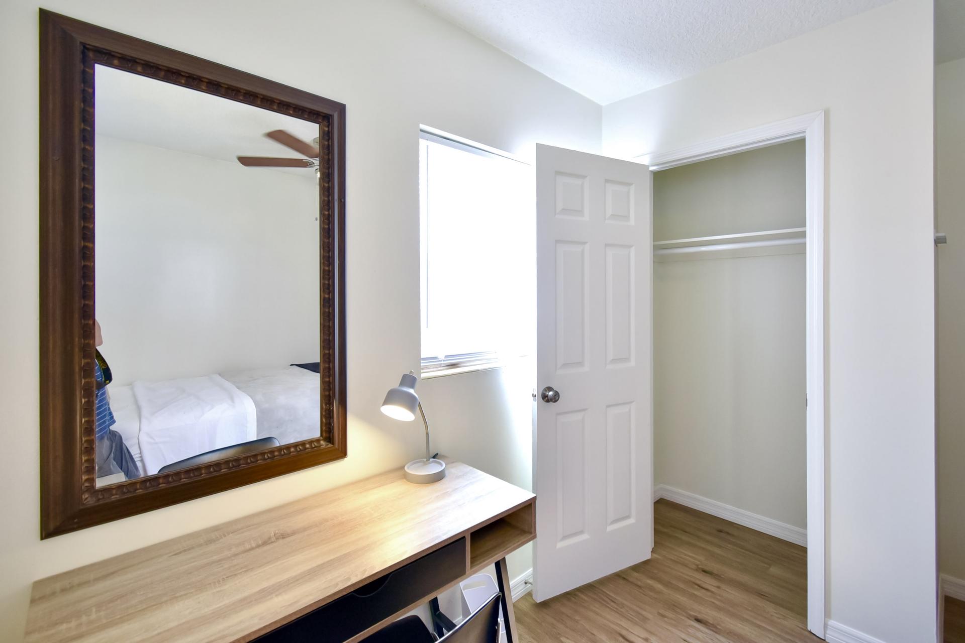 Spacious corner room with desk, chair and clost
