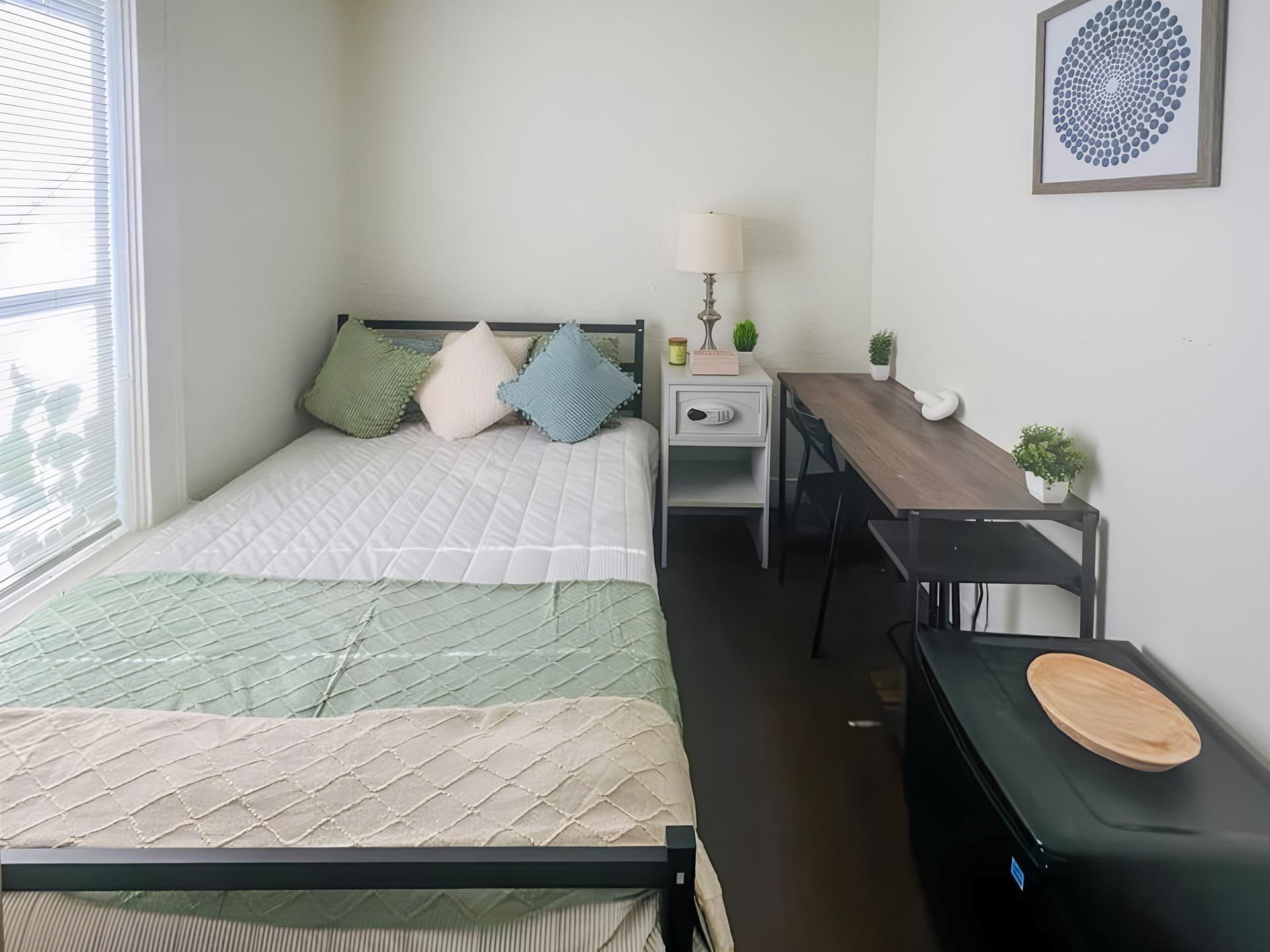 bedroom, detected:window blind, bed