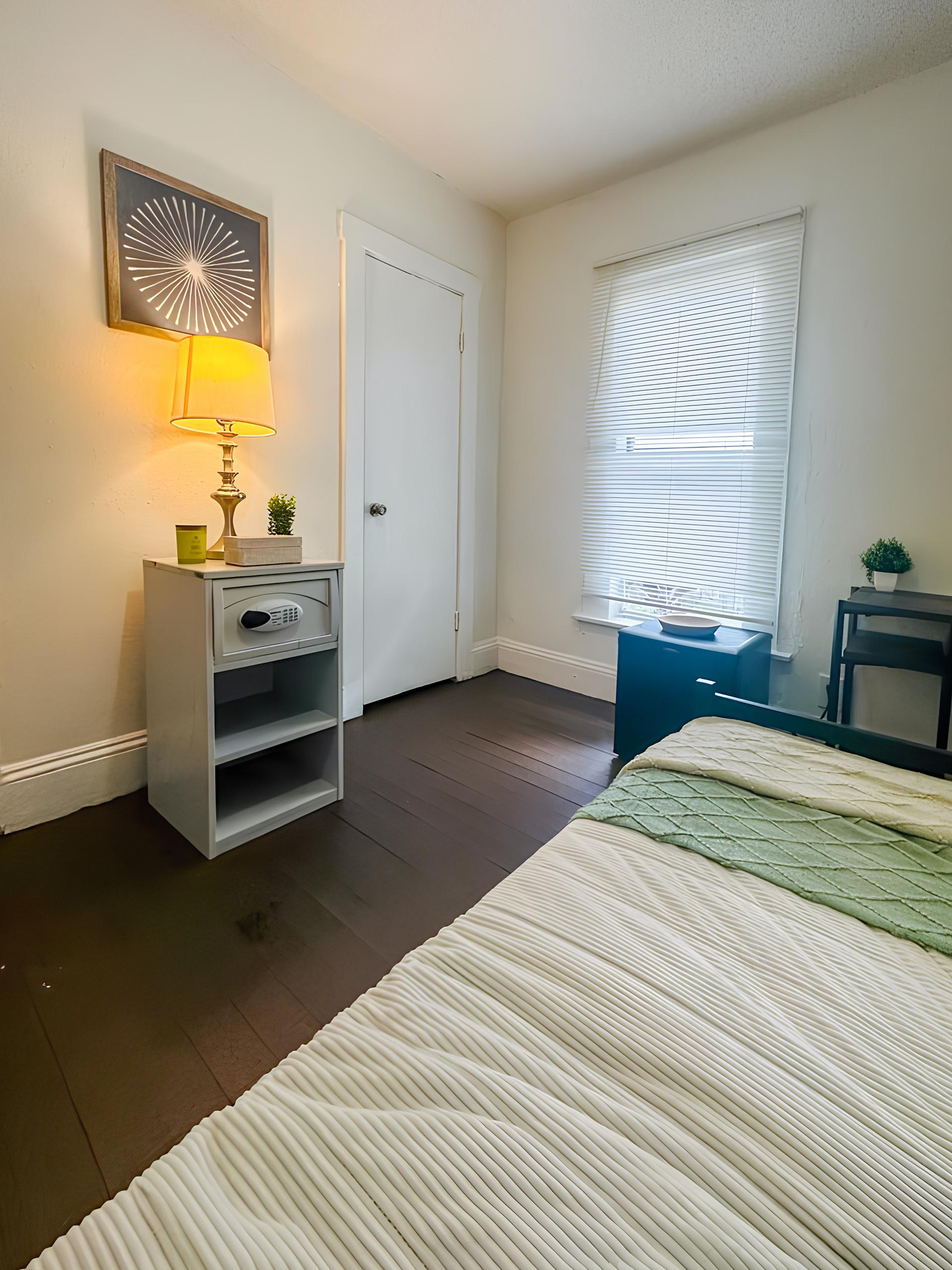 bedroom, detected:window blind, bed