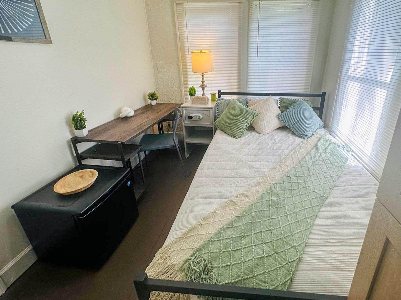 bedroom, detected:window blind, bed