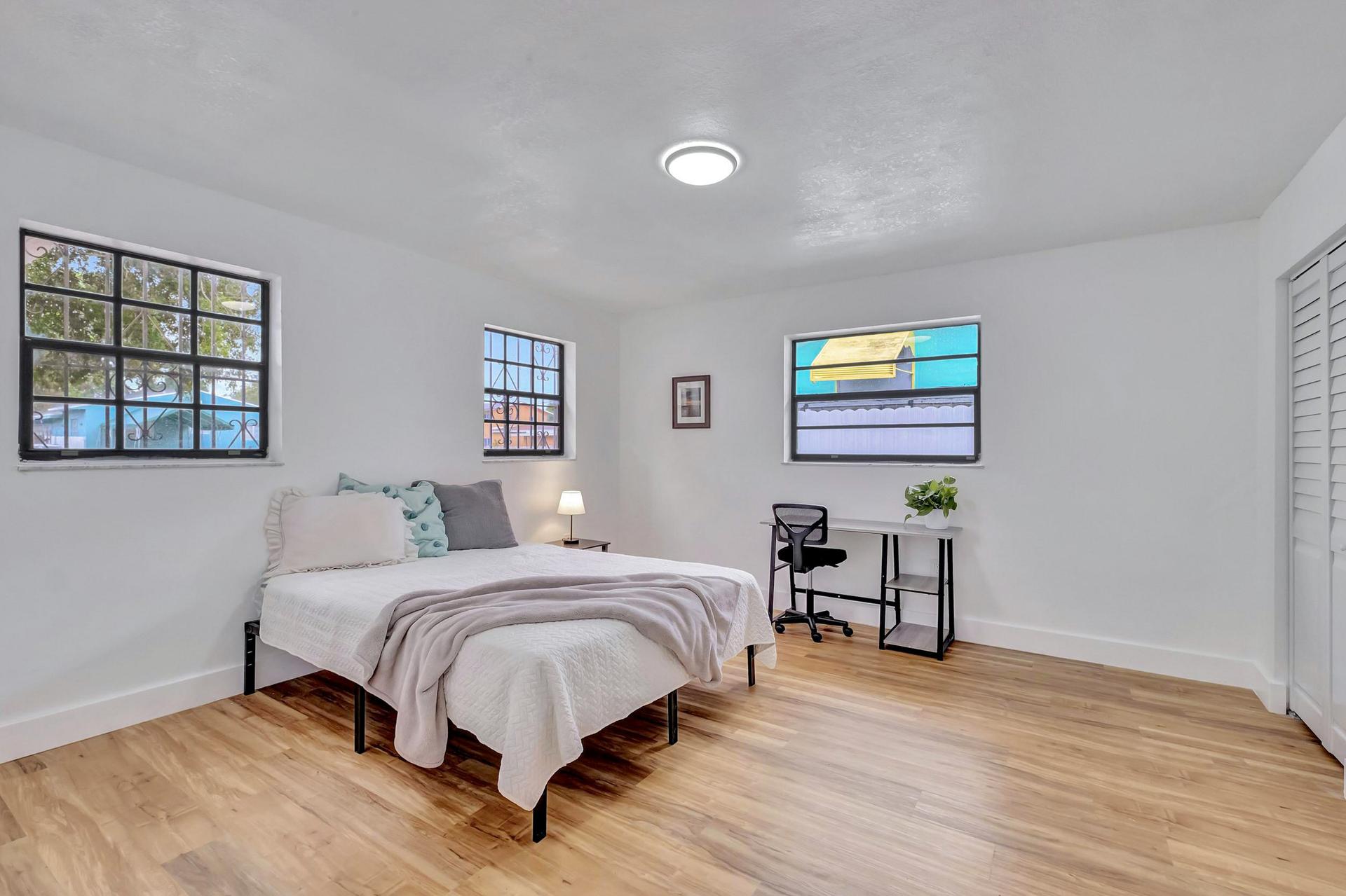 bedroom, detected:window blind, ceiling fan, bed