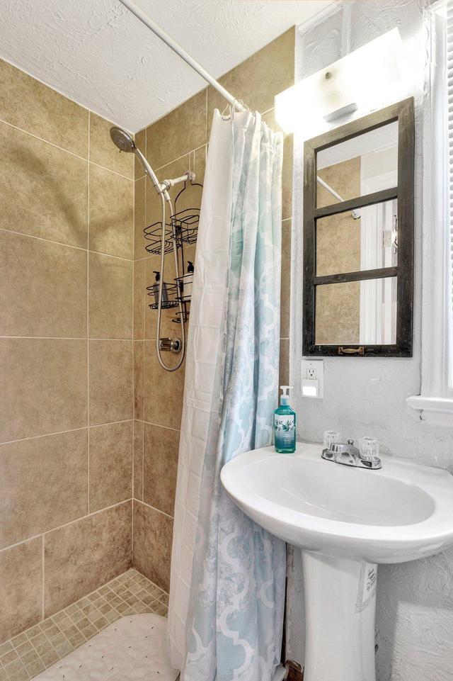 Bathroom(s)