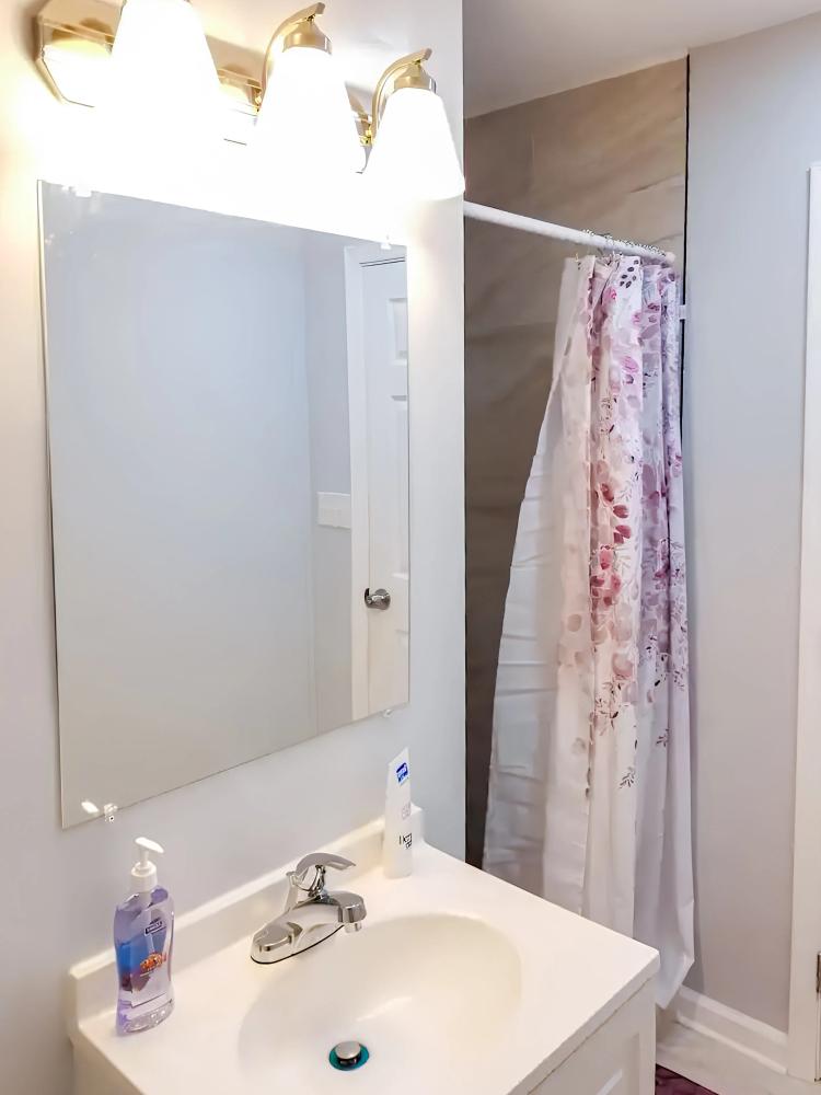 Bathroom(s)