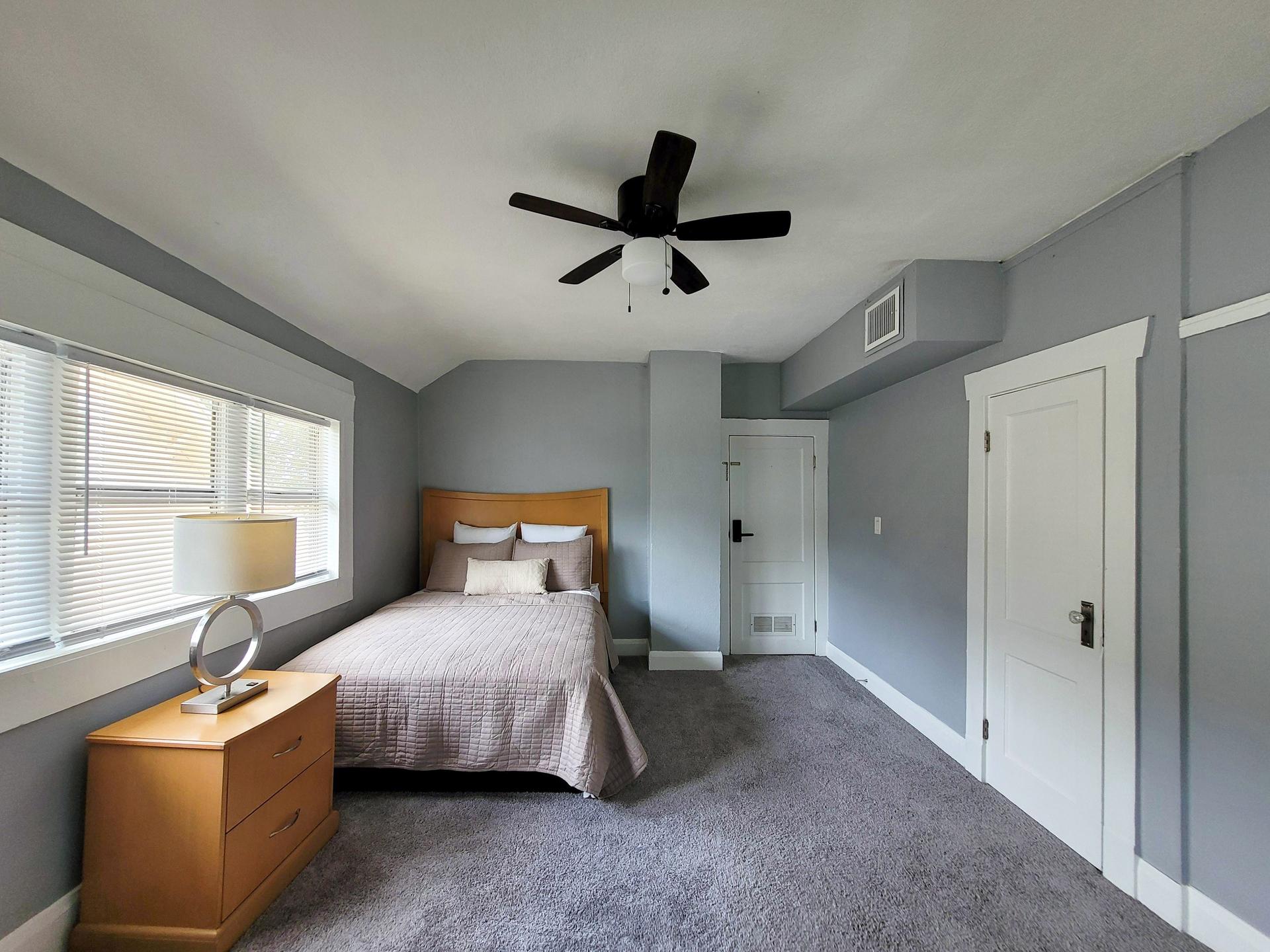 bedroom, detected:window blind, ceiling fan, bed
