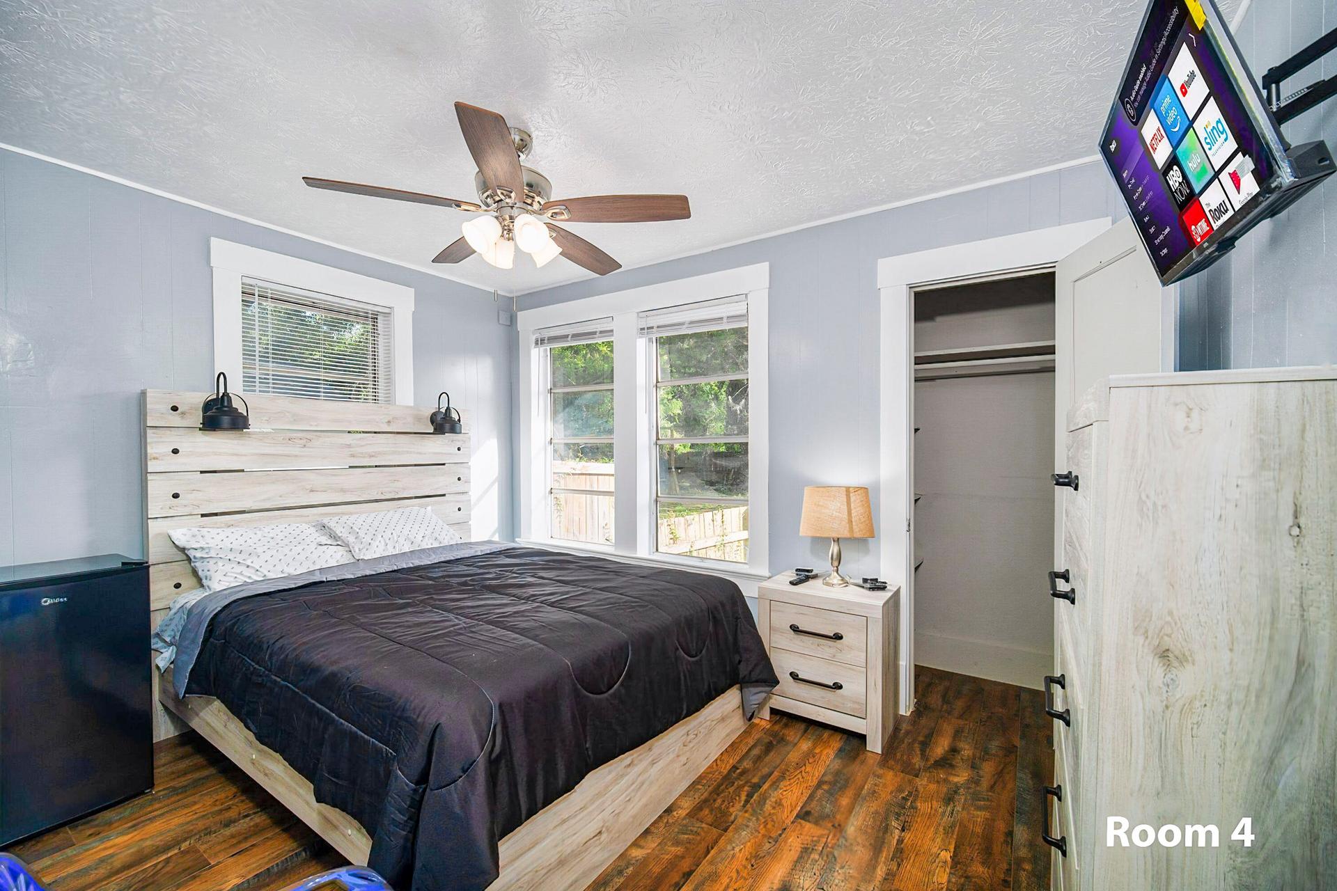 bedroom, detected:ceiling fan, bed, window blind
