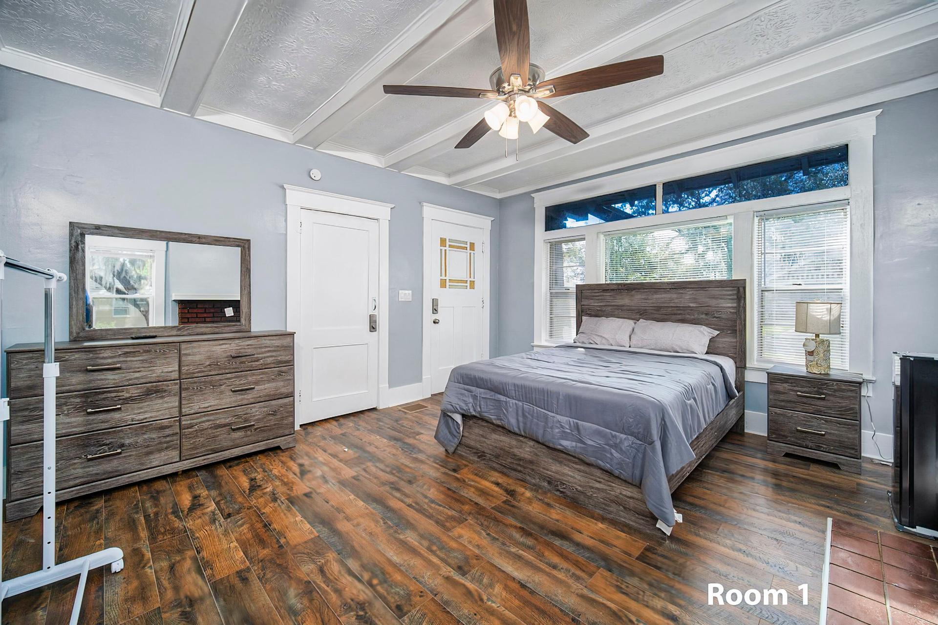 bedroom, detected:ceiling fan, bed, window blind